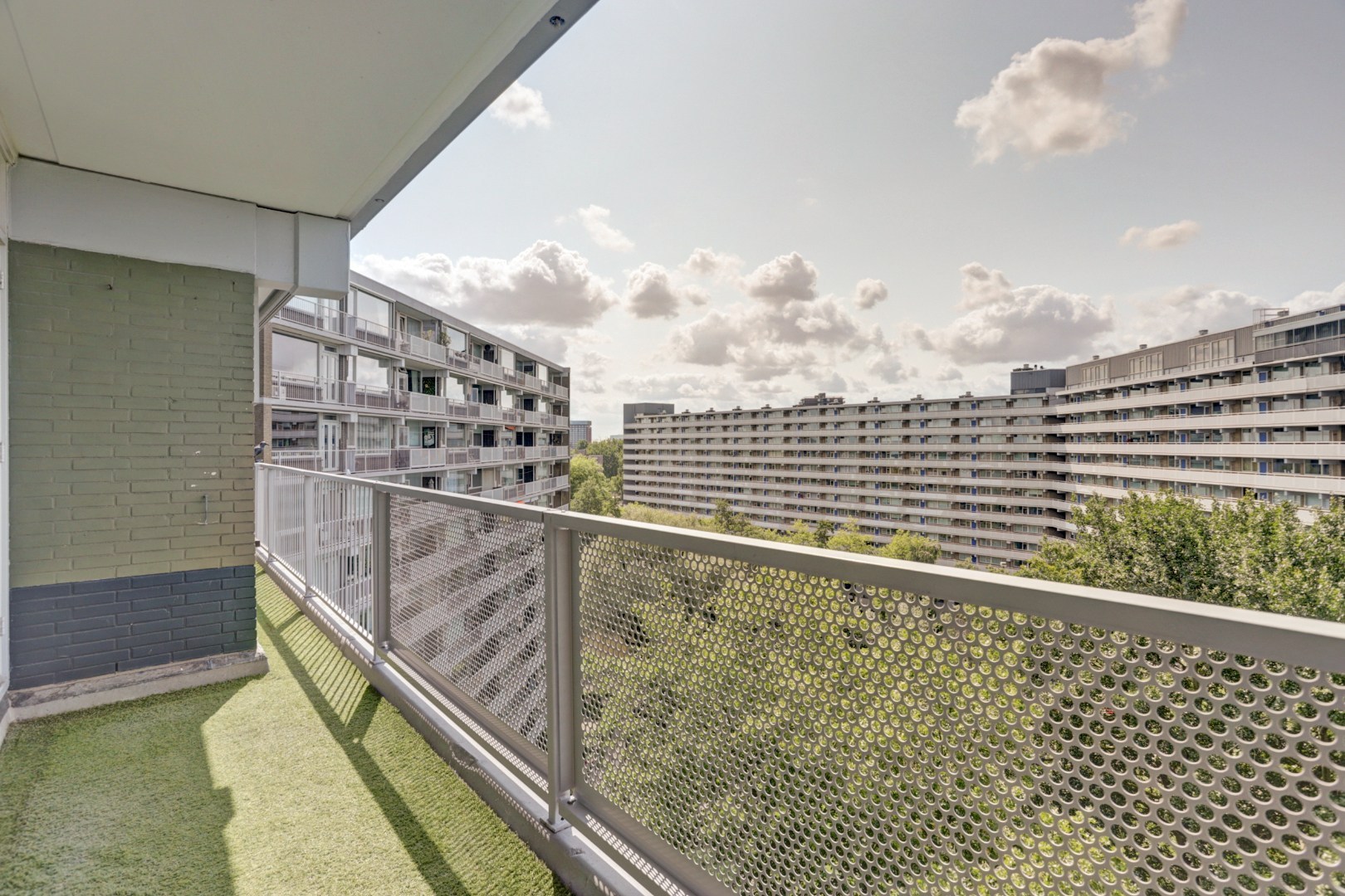 Zonder klussen te betrekken dit fraaie 4-kamer appartement op de 10e verdieping met 3 slaapkamers, fraaie keuken, moderne badkamer, mooi uitzicht en gelegen aan een groen park! 
