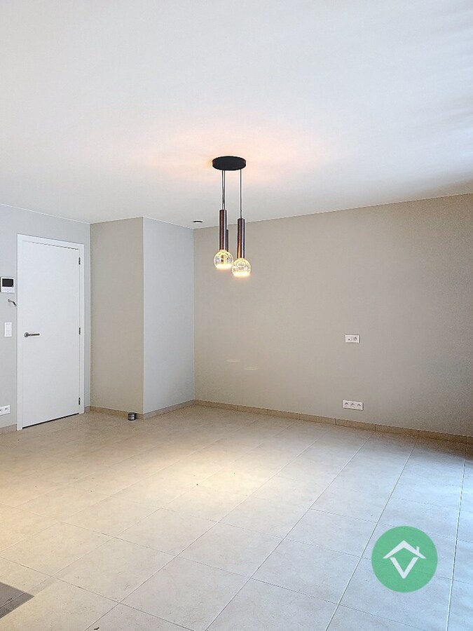 Volledig geschilderd Instapklaar appartement met garage in centrum Koekelare 