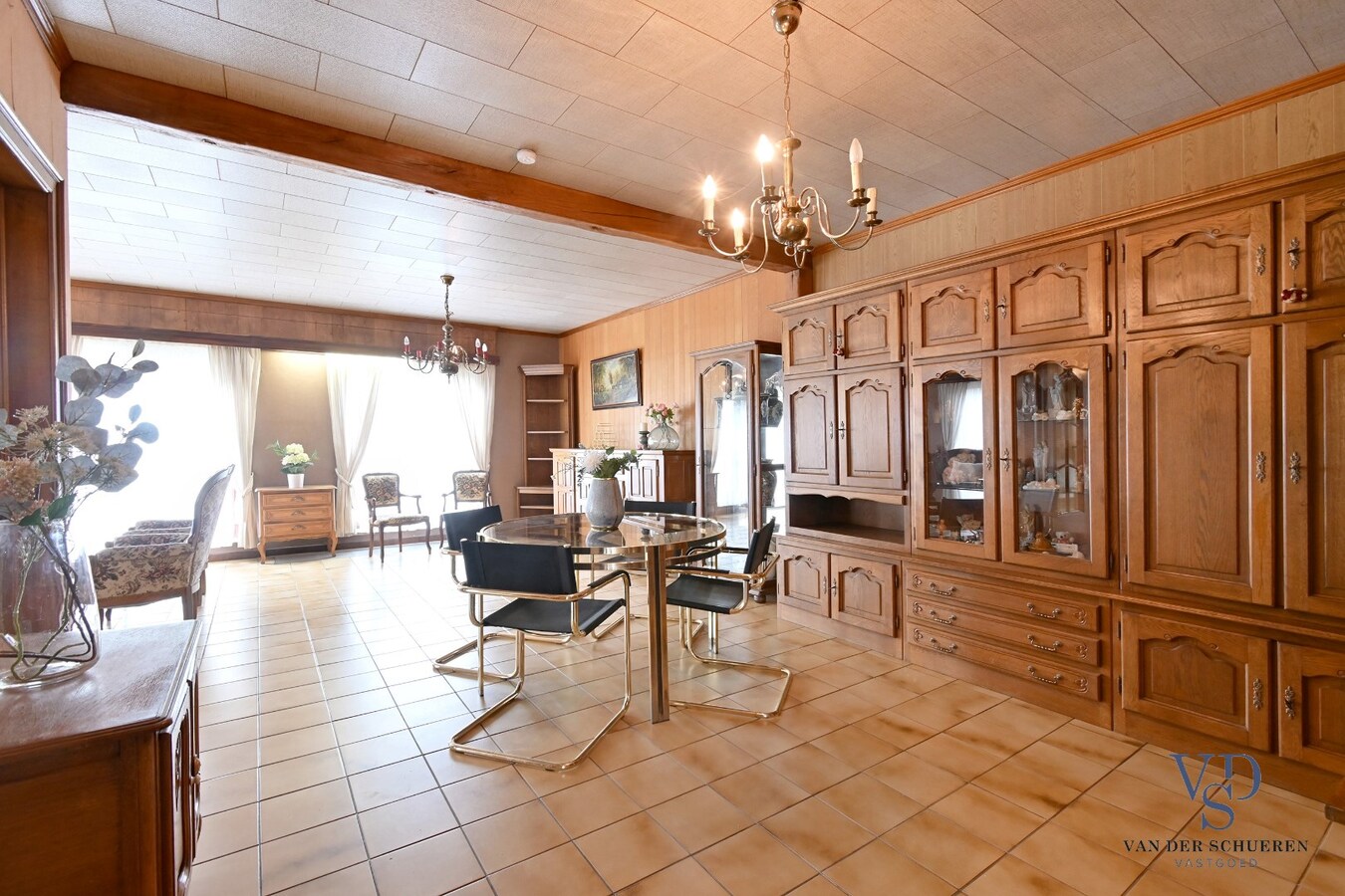 Bijzonder ruime, praktisch ingedeelde gezinswoning 