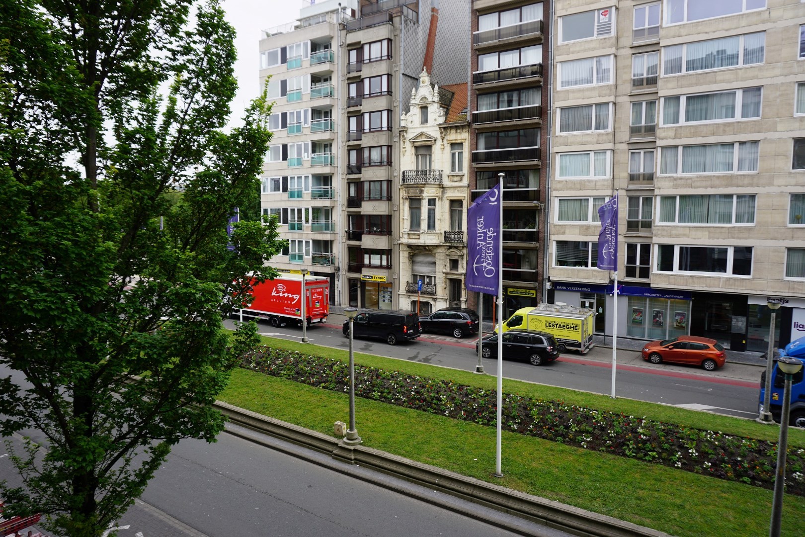 PRACHTIG GERENOVEERD APP. GELEGEN LEOPOLD II LAAN - TOPLIGGING 