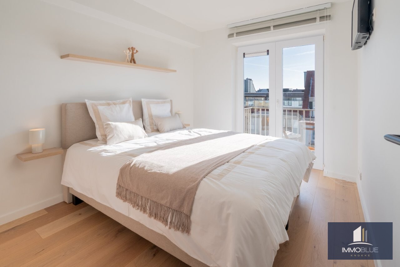 Volledig gerenoveerd, lichtrijk appartement gelegen in een kleine residentie. 