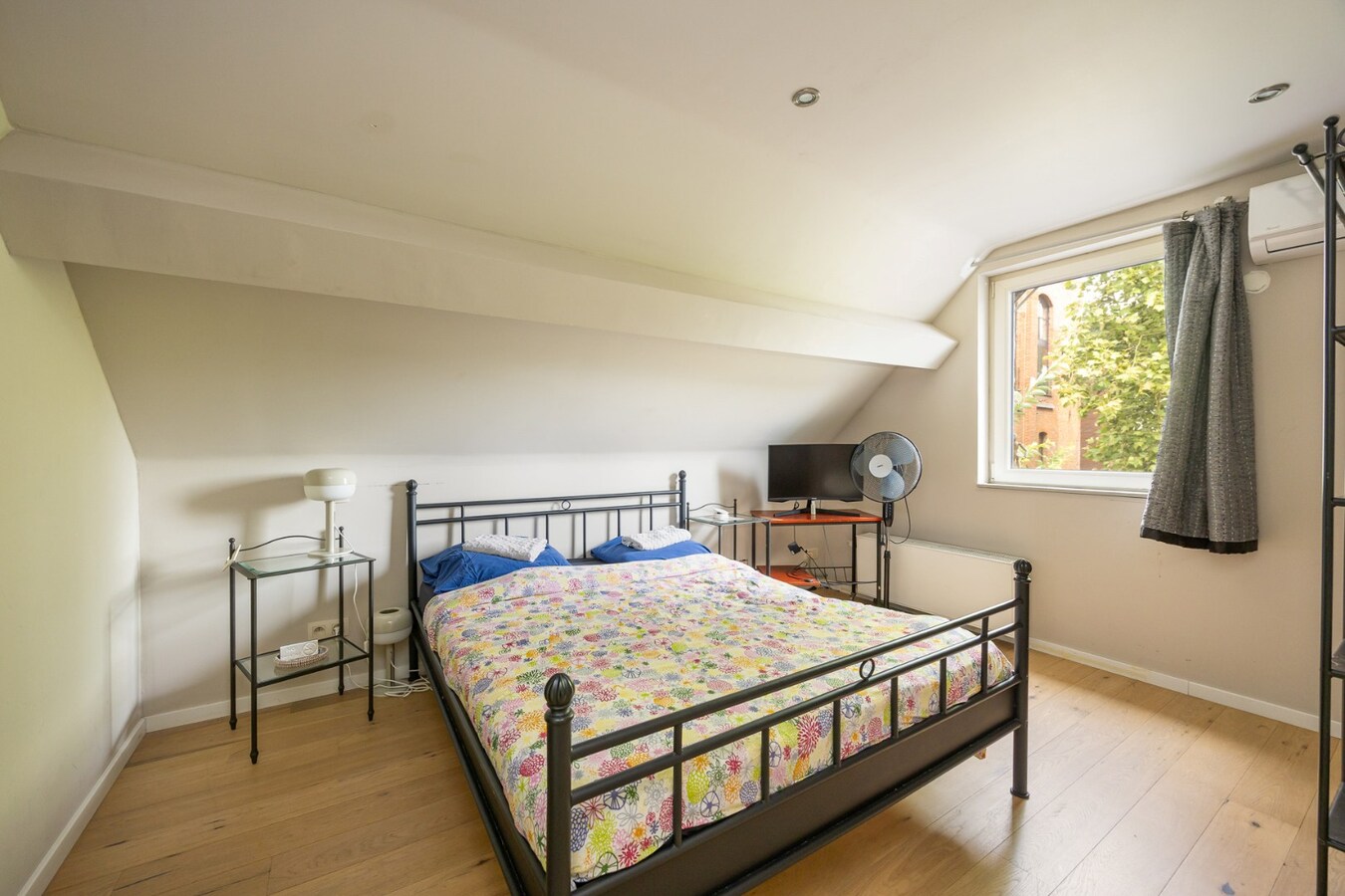 Zeer ruime woning (8 slpk + 8 badkamers) op een perceel van ca. 1.522 m² te Wijnegem/grens Schilde 