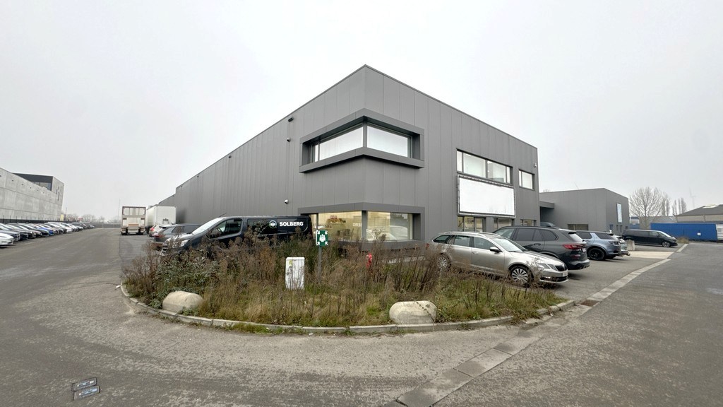 Logistiek bedrijfspand te koop aan A12 in Willebroek