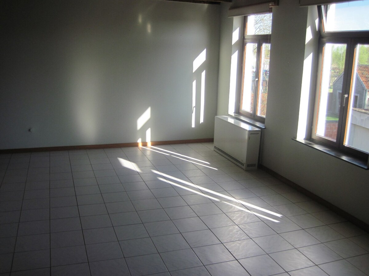 Bijzonder ruim gelijkvloers woonappartement. 