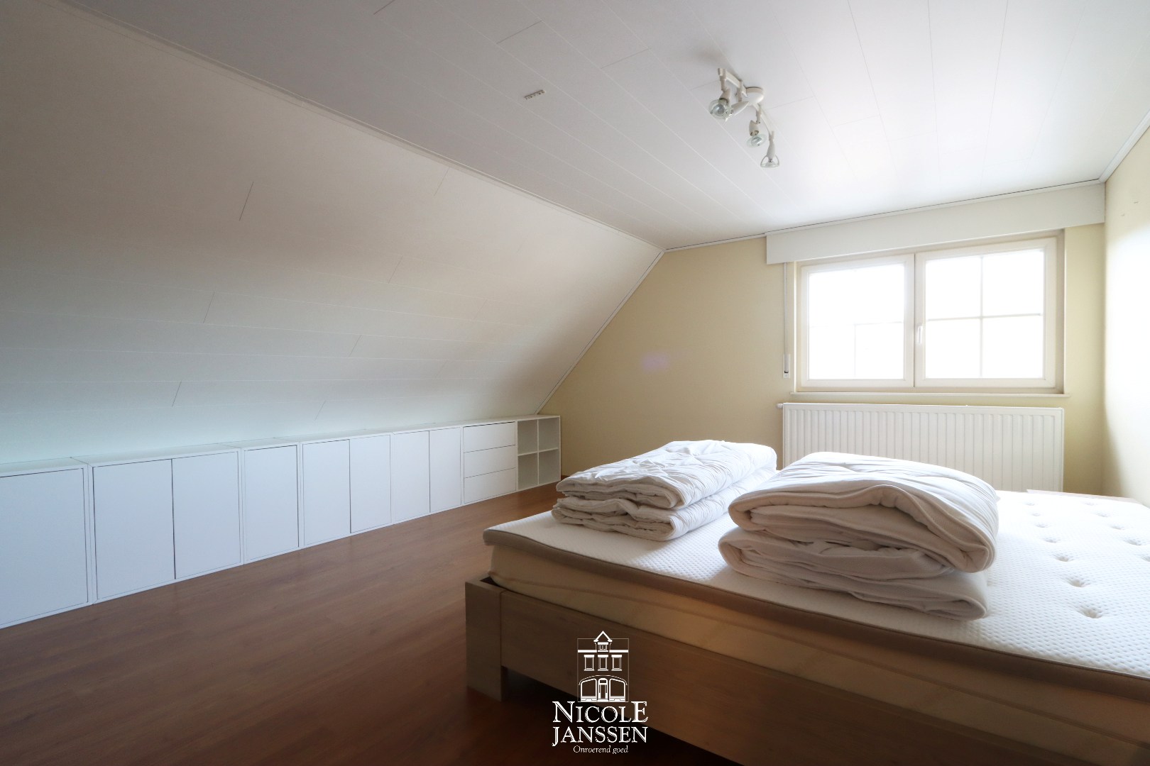 Grote slaapkamer met vaste kastenwand