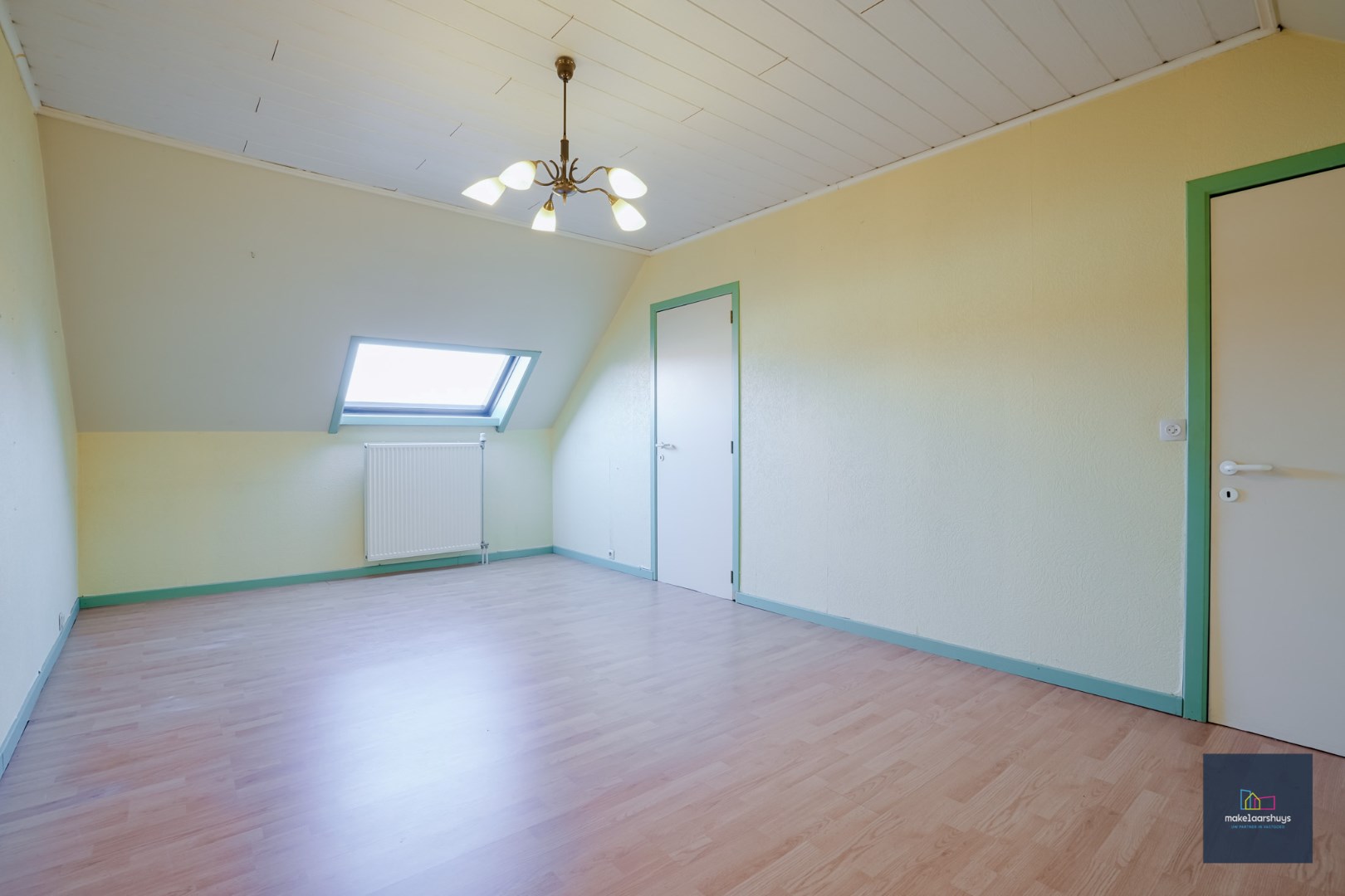 VERKOCHT !!! Te renoveren woning met aangename buitenruimte 