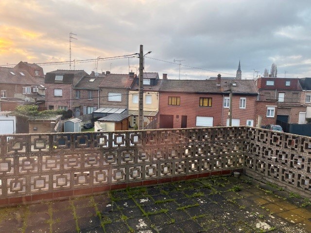 Handelspand met duplex appartement én investeringspotentieel te koop in het hart van Menen 