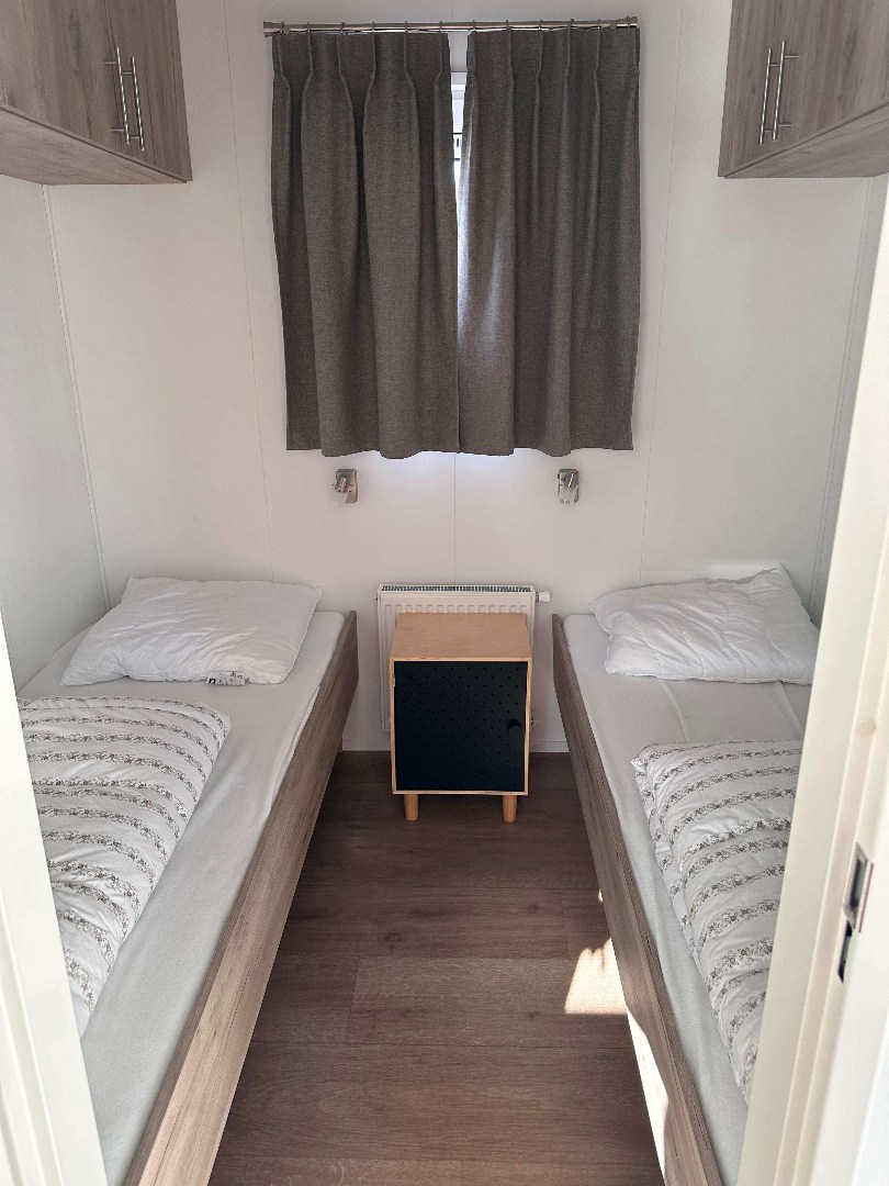 Ontsnap aan de dagelijkse hectiek en geniet van een welverdiende vakantie in deze charmante chalet (nr. 245), te koop aangeboden op park Duinzicht in Koudekerke! 