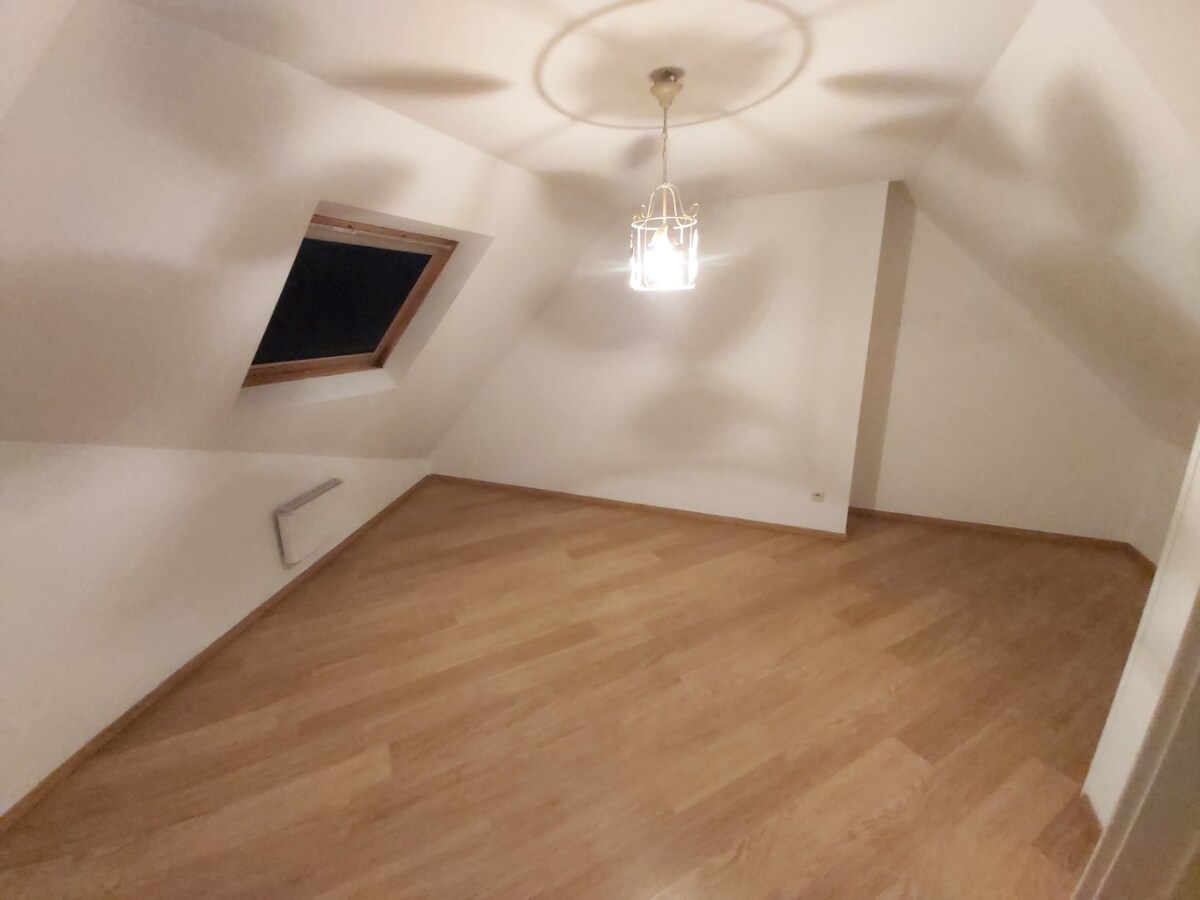 Uitstekend gelegen duplex appartement. Geen vaste kosten ! 