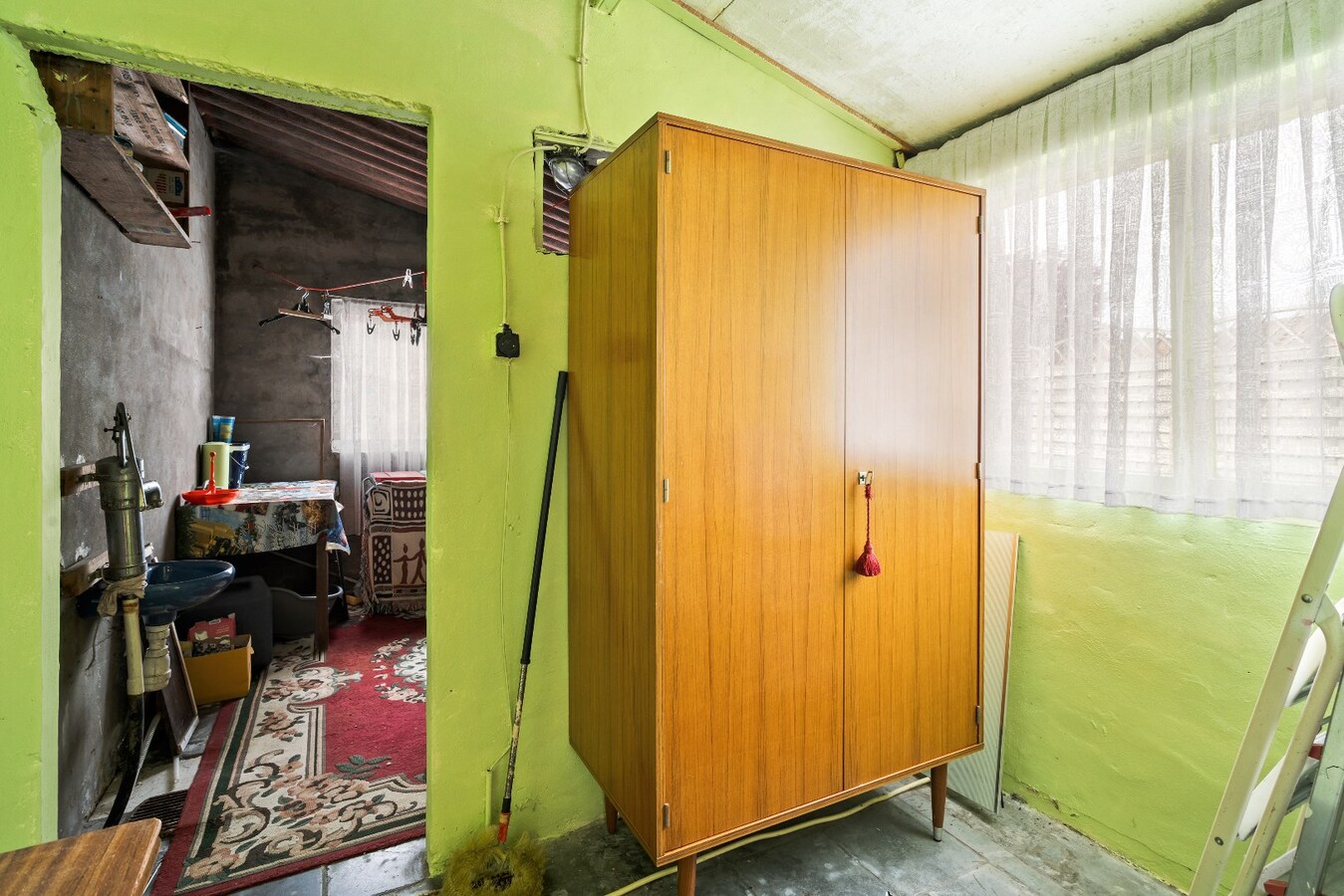 Halfopen woning met drie ruime slaapkamers en garage. 