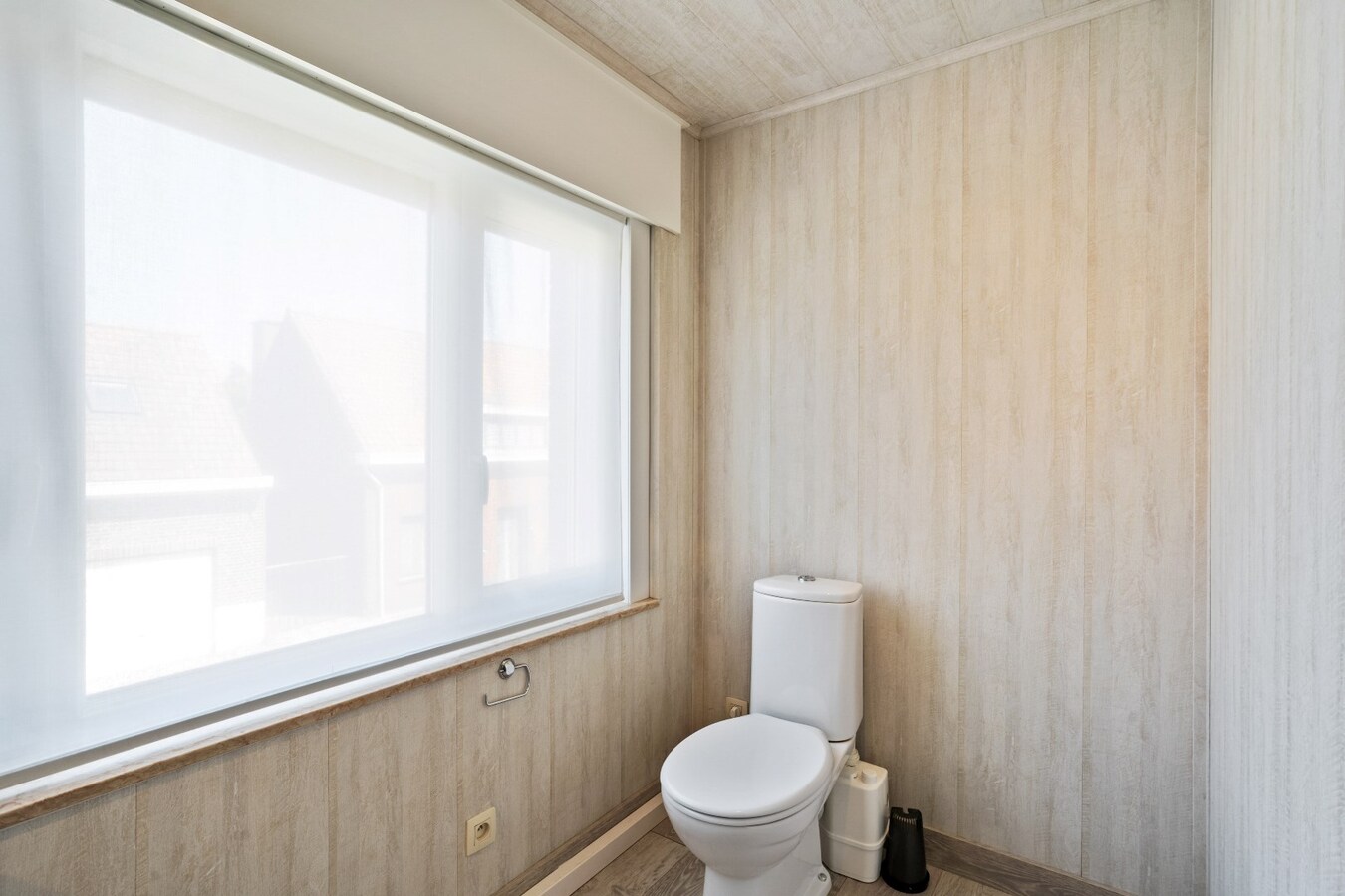 Centraal gelegen woning op uiterst ruim perceel van 1784 m² 