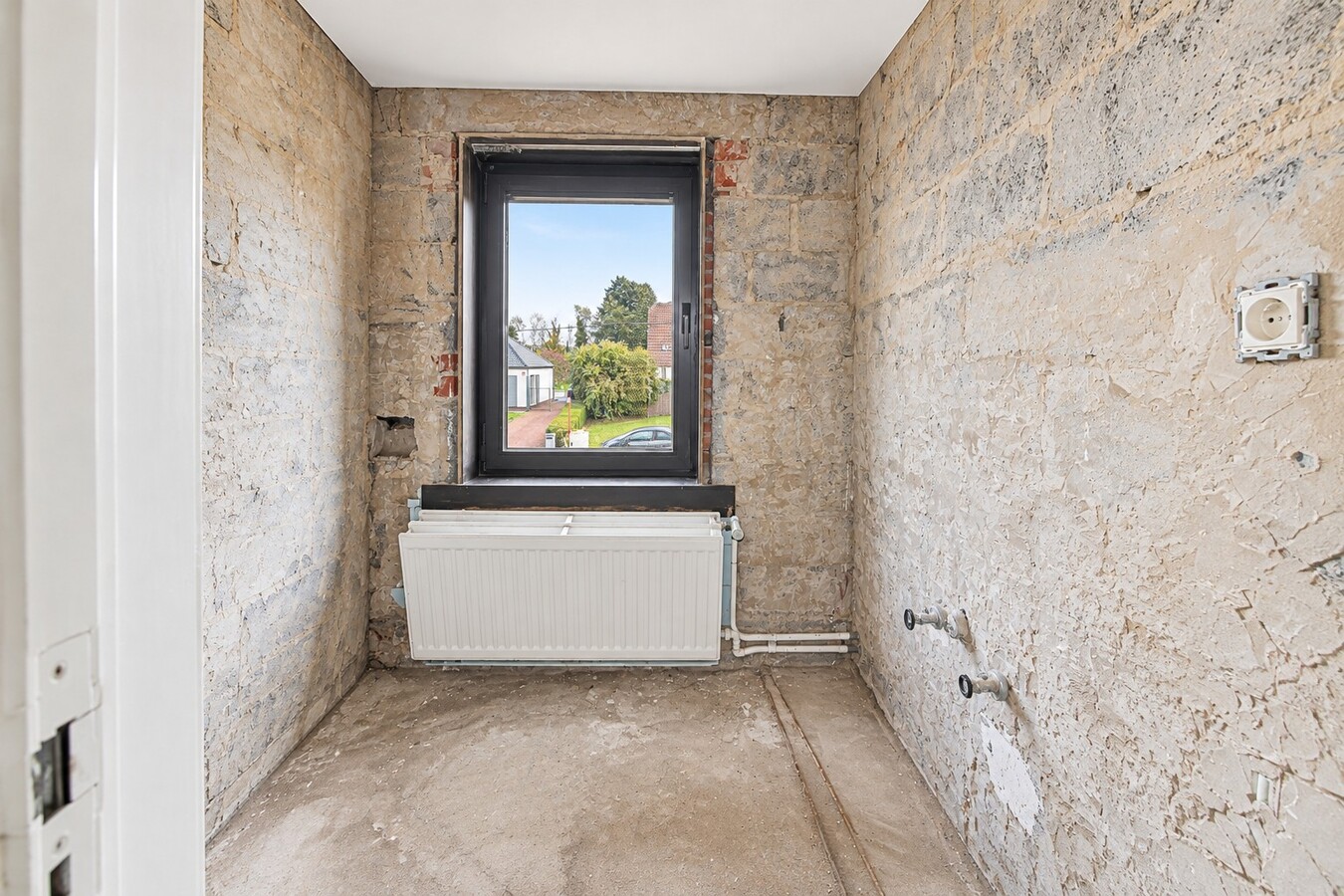 Te koop: Rustig gelegen halfopen bebouwing met 4 slaapkamers, 4 garages en ruime tuin in Sint-Niklaas 