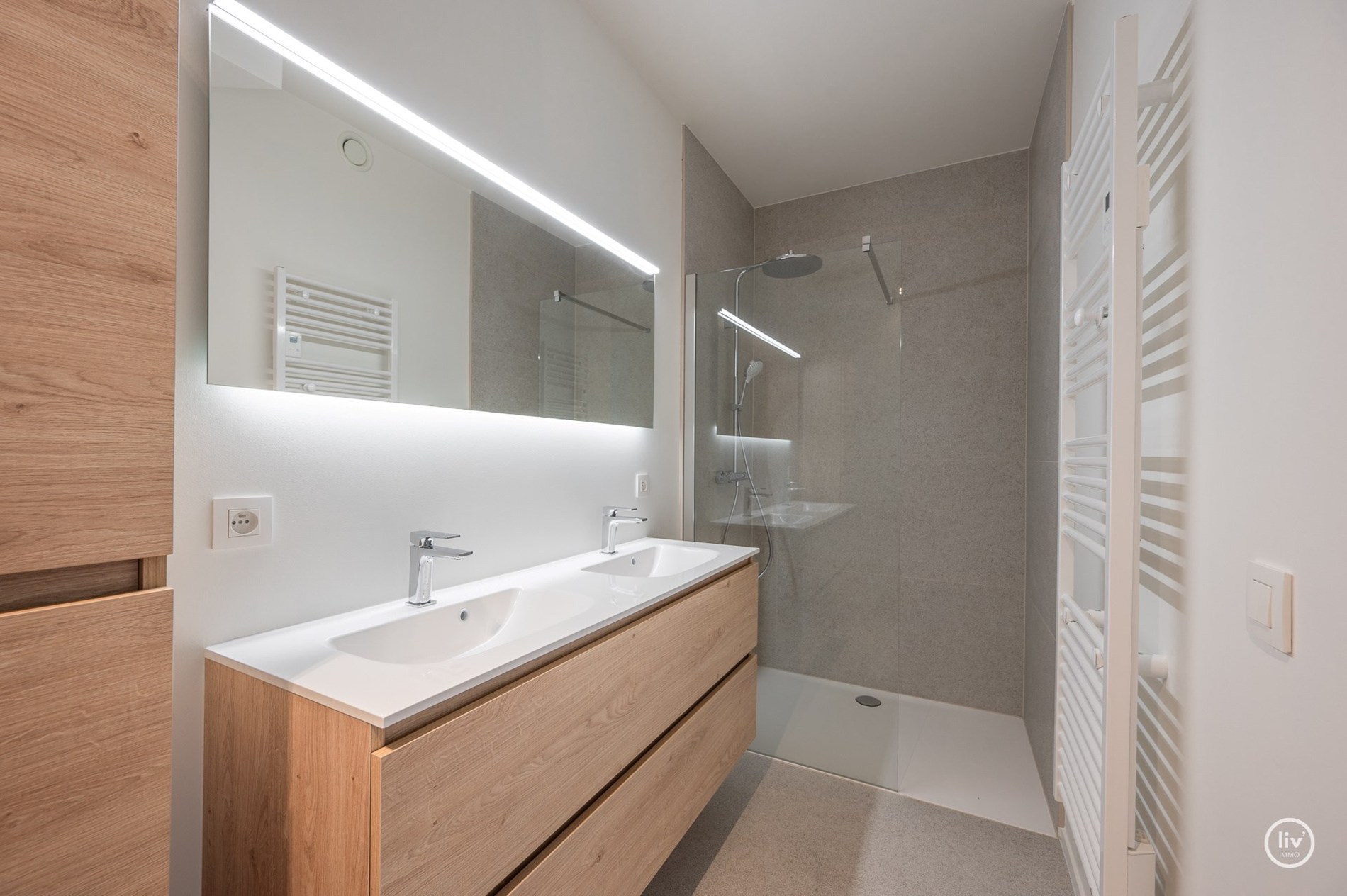 Appartement en duplex à vendre dans le prestigieux et nouveau projet architectural Tour des Héros, situé sur la place des Héros à Heist, avec une vue frontale sur la digue et la mer, à proximité de no 