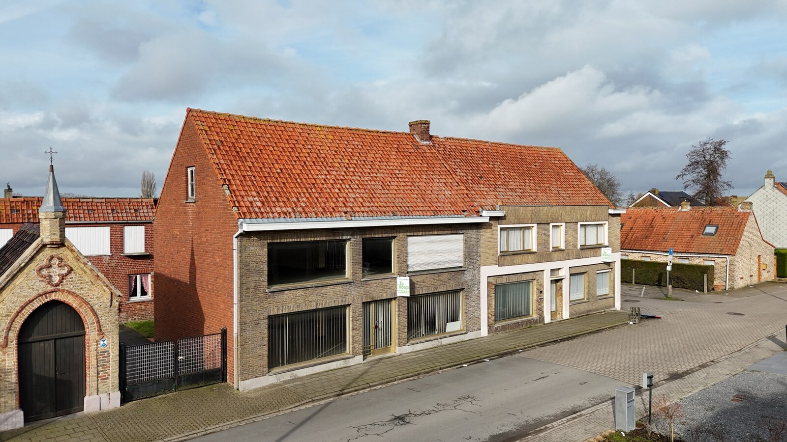 Te renoveren woning met 5  slaapkamers en bijhorend stuk bouwgrond te Koekelare 
