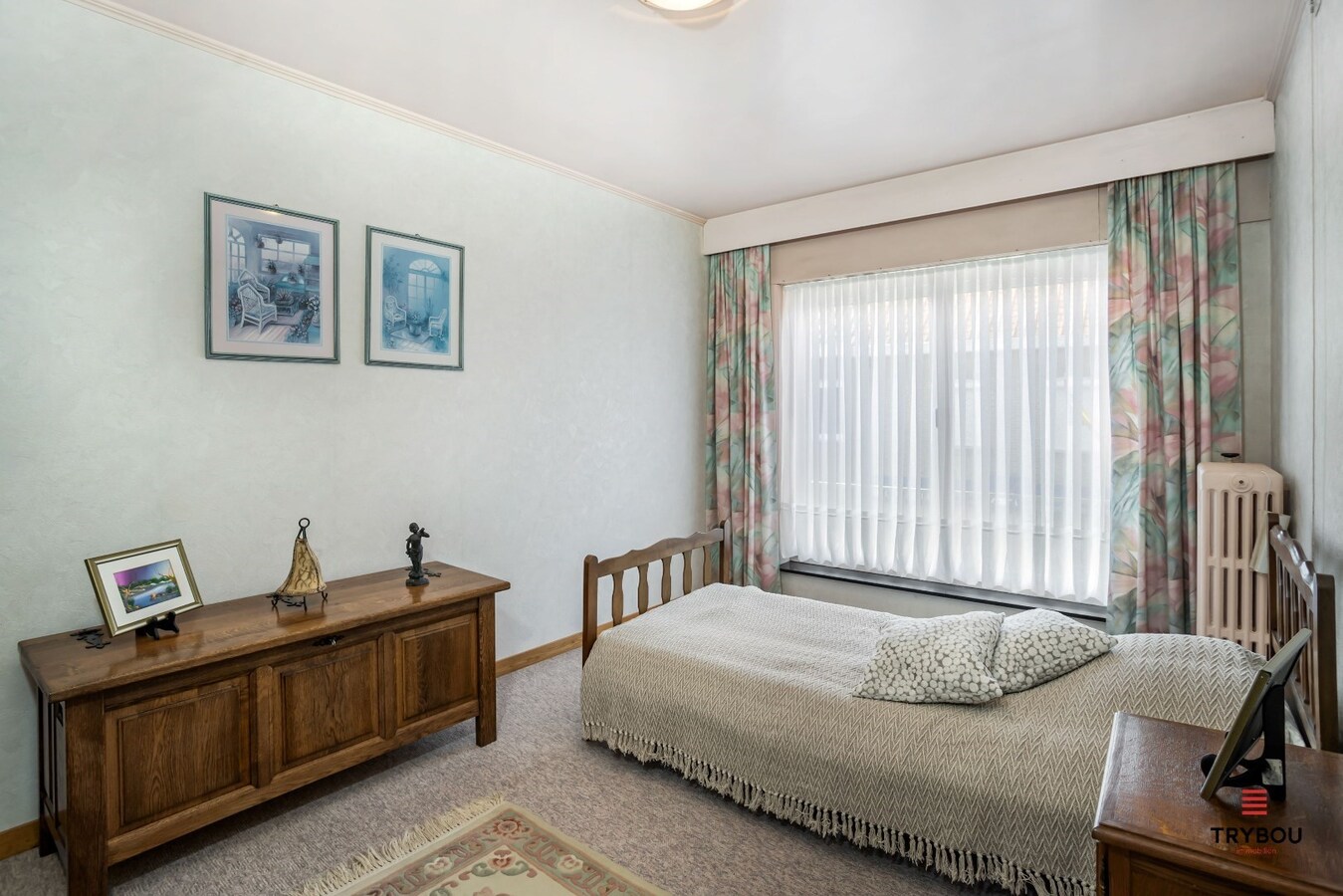 Centraal gelegen, halfopen woning met grote goed onderhouden tuin 