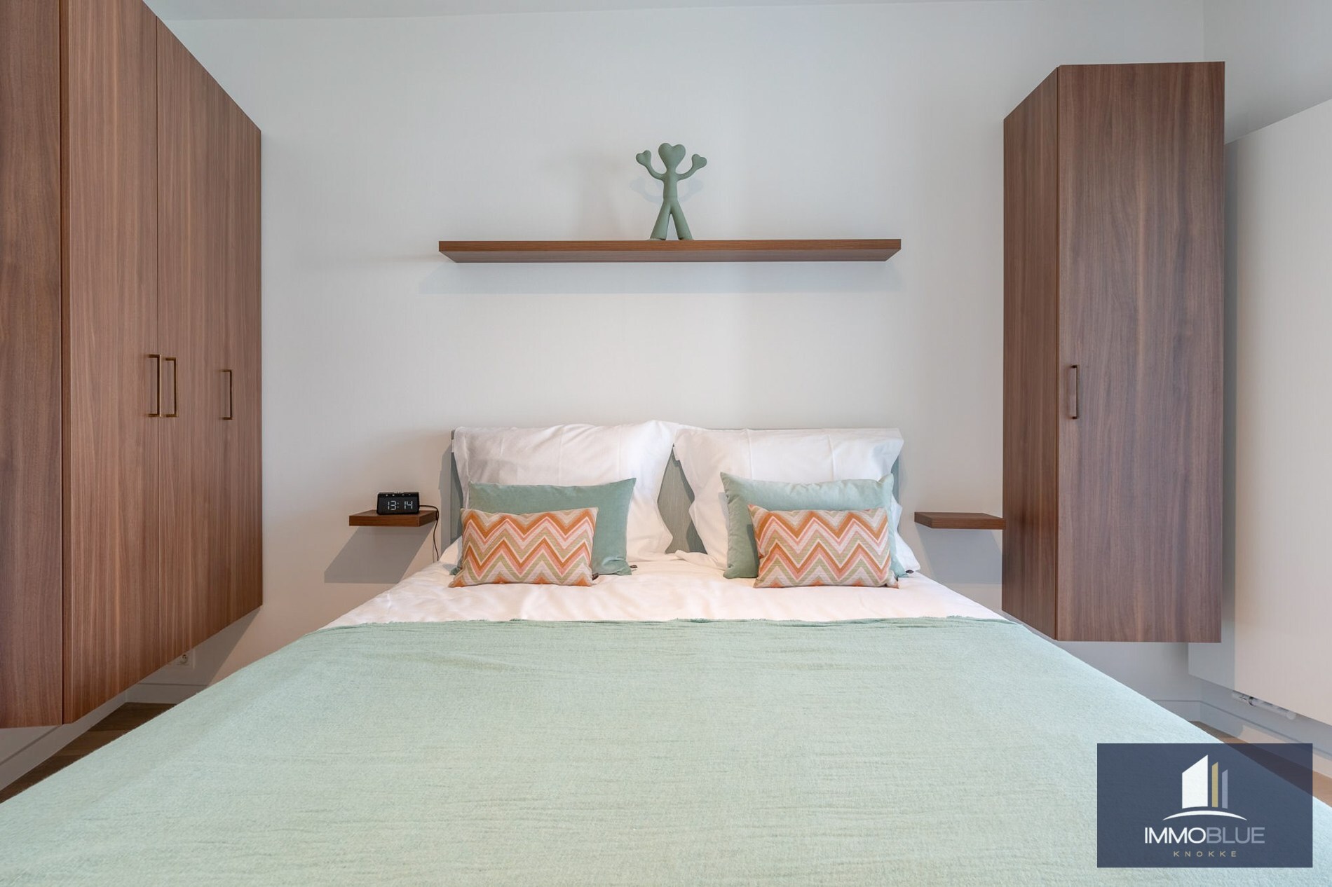 Situé dans un endroit calme, cet appartement entièrement rénové offre une vue dégagée sur les villas. 