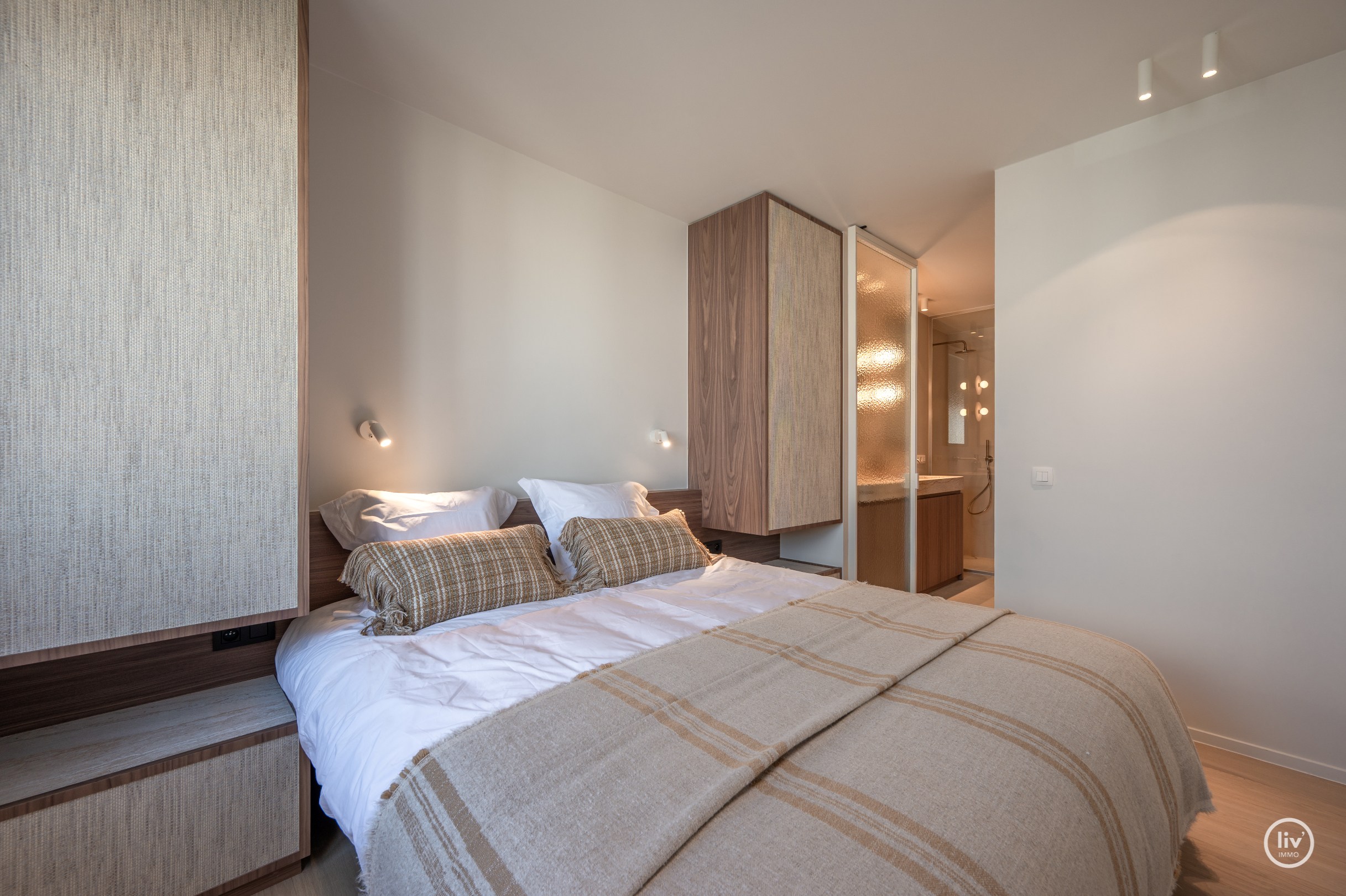 Zeer luxueus gerenoveerd 4 slaapkamer hoekappartement ideaal gelegen te Duinbergen genietend van zeezicht. 