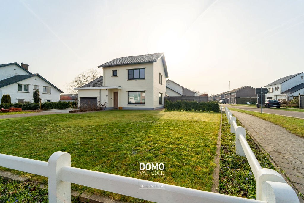 VOLLEDIG GERENOVEERDE OPEN BEBOUWING MET 4 SLAAPKAMERS EN GARAGE 