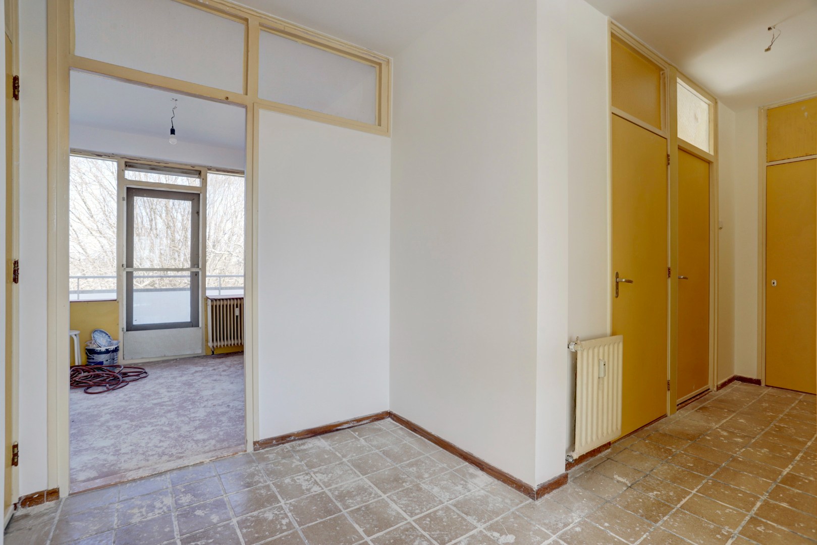 Dit 3 (voorheen 4) kamer appartement is helemaal naar eigen smaak te realiseren met 2 slaapkamers (3e slaapkamer is gemakkelijk te realiseren), 3 balkons, berging in de onderbouw en gelegen op eigen g 