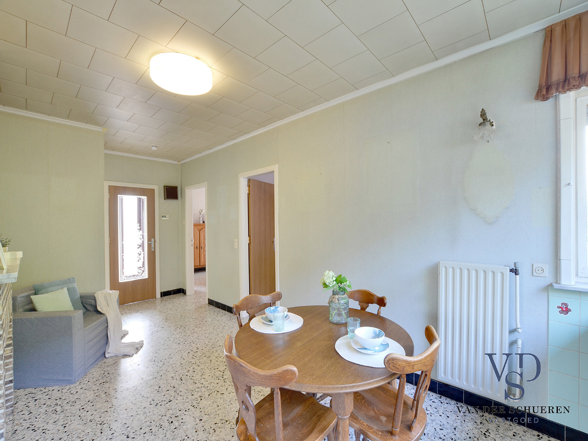 Op te frissen bungalow in doodlopende straat. 