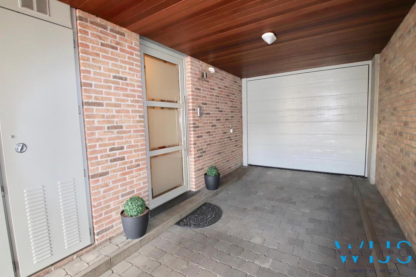 Instapklaar &amp; gezellig 3 slaapkamer appartement in hartje Zelzate! 