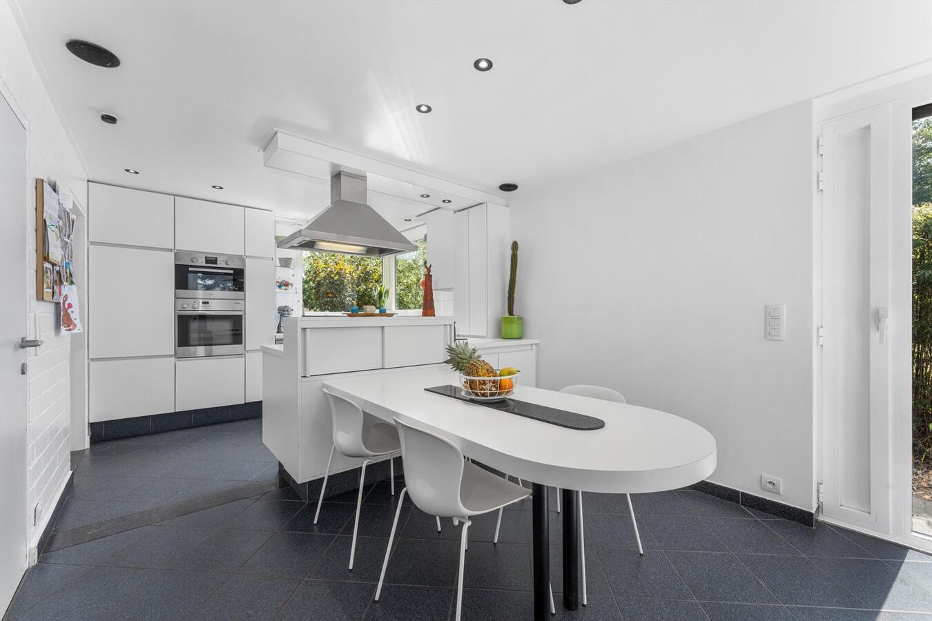 Zéér rustig gelegen woning met 5 slaapkamers en kantoorruimte te Kortemark 