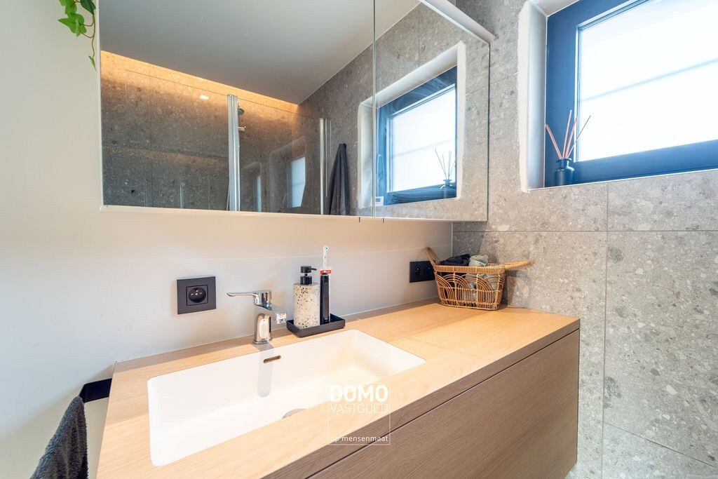 VOLLEDIG GERENOVEERDE OPEN BEBOUWING MET 4 SLAAPKAMERS EN GARAGE 