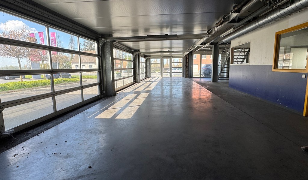 Commercieel gelegen showroom met magazijn te huur in Wetteren