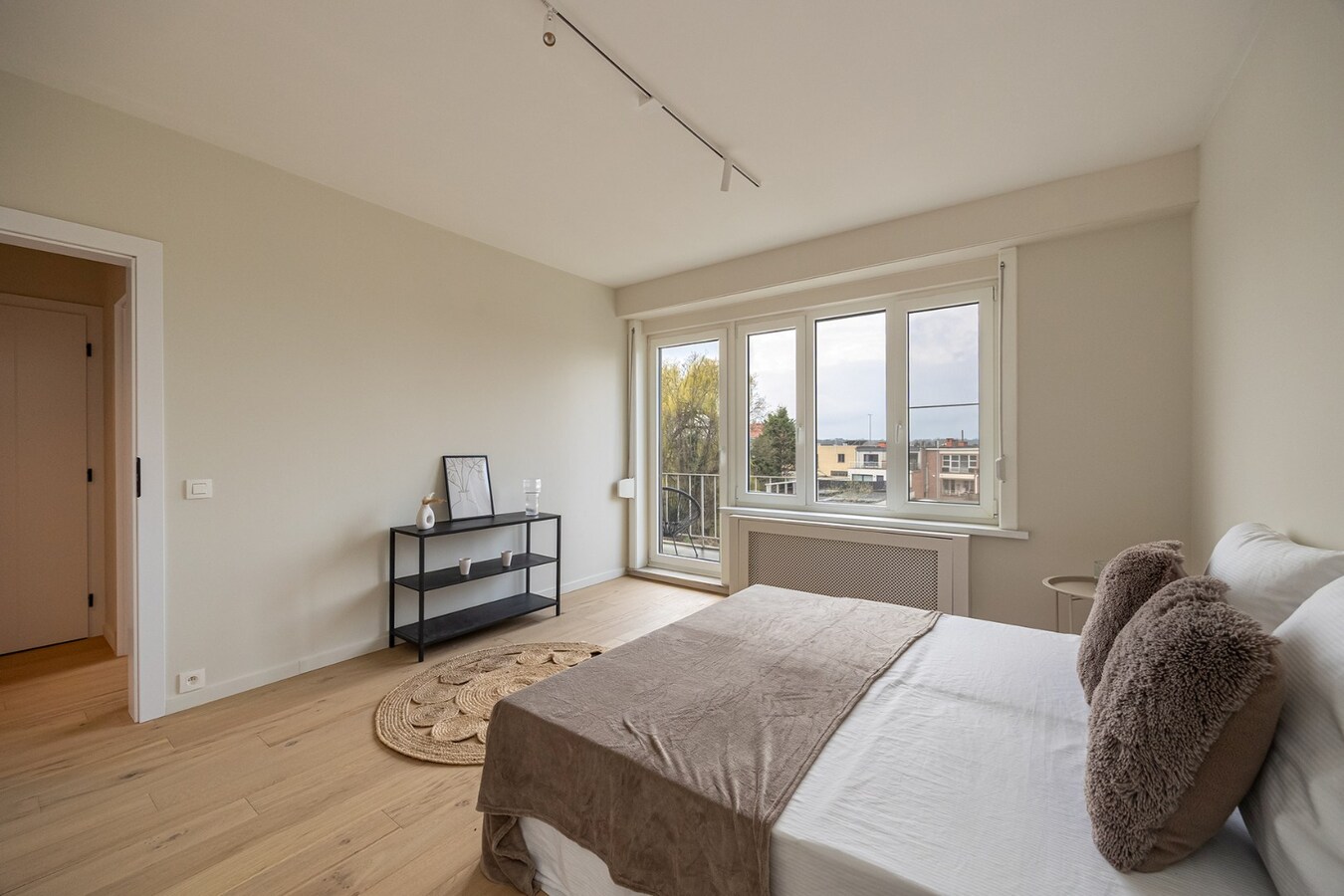 Gerenoveerd appt. met 2 slpk en terras te Wilrijk! 