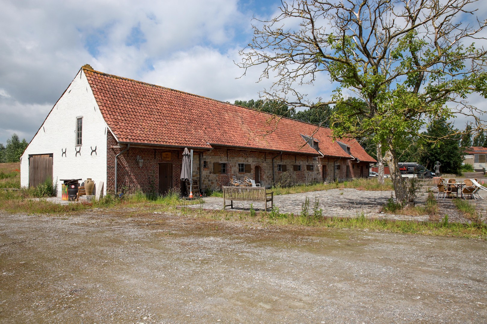 Authenthieke hoeve met bijgebouwen op een domein van ca 2,3 hectare 