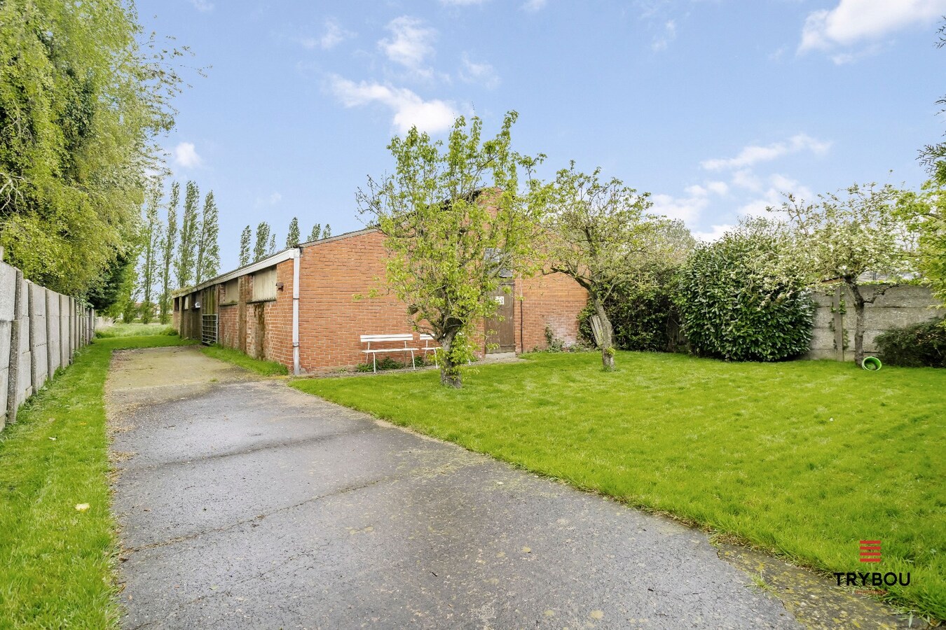 Halfvrijstaande woning met 5 slaapkamers en bijgebouw op 5488 m³ te Jonkershove 