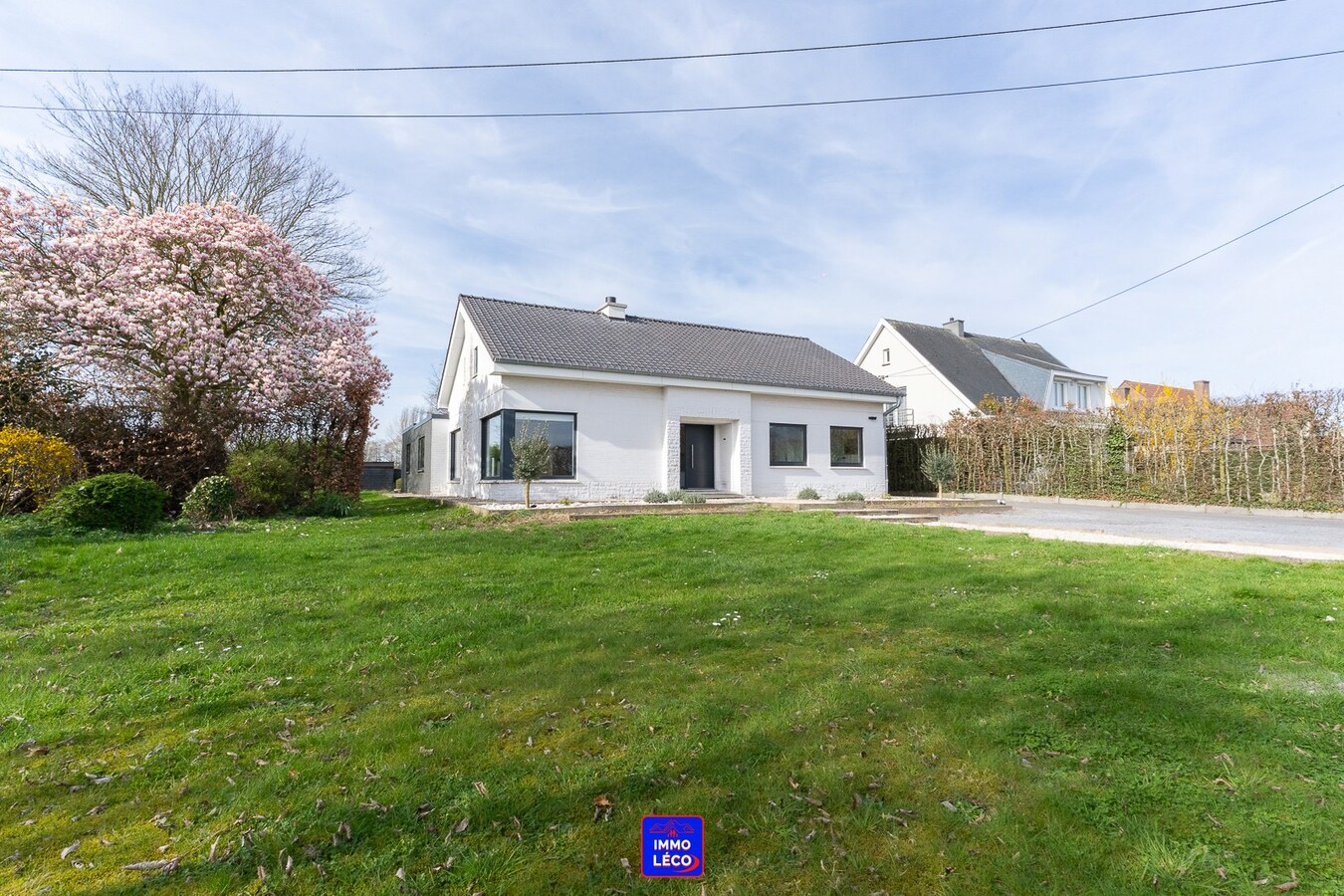 Villa "Semi Plain-Pied" érigée sur 1600m², grand parking, garage, jardin, COUP DE COEUR ! 