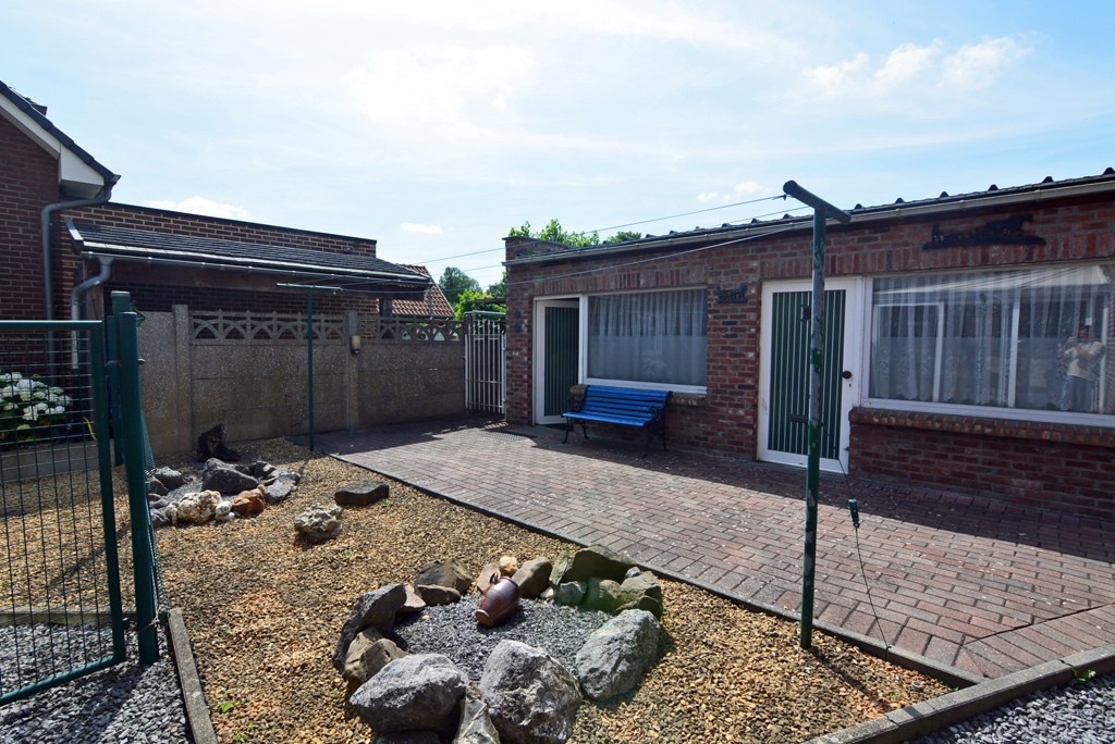 Gelijkvloers appartement met 3 slpks, veranda, tuin en garage 