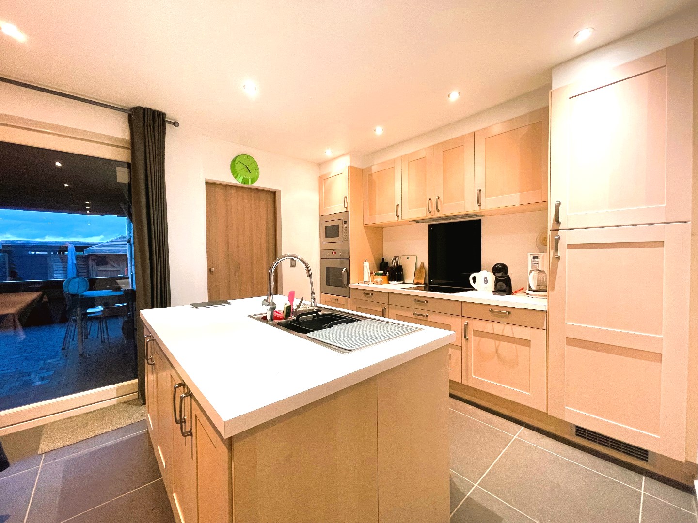 Gezellige rijwoning met 3 slaapkamers en uitweg 