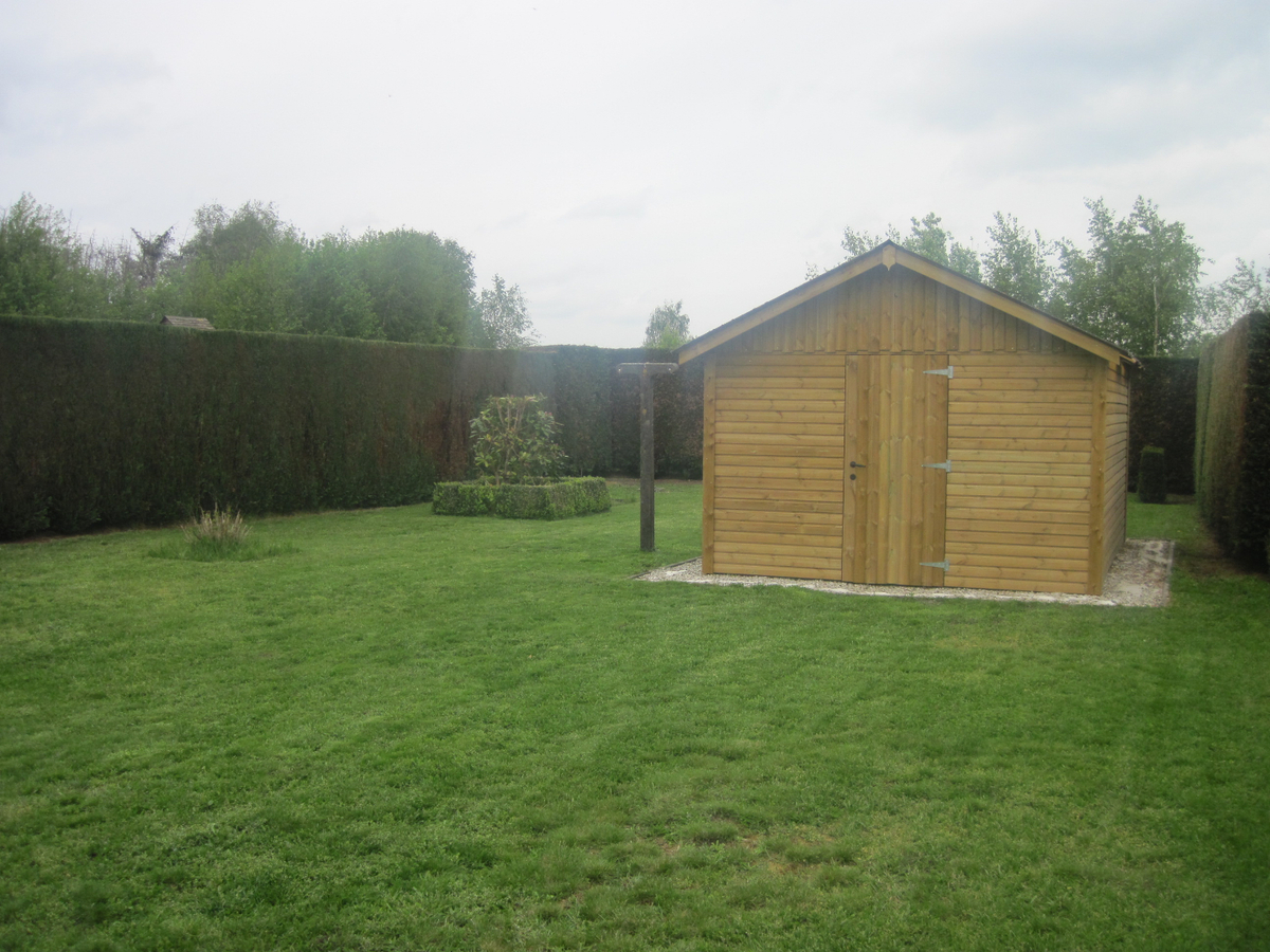 Bijzonder degelijke en ruime Half Open Bebouwing. 