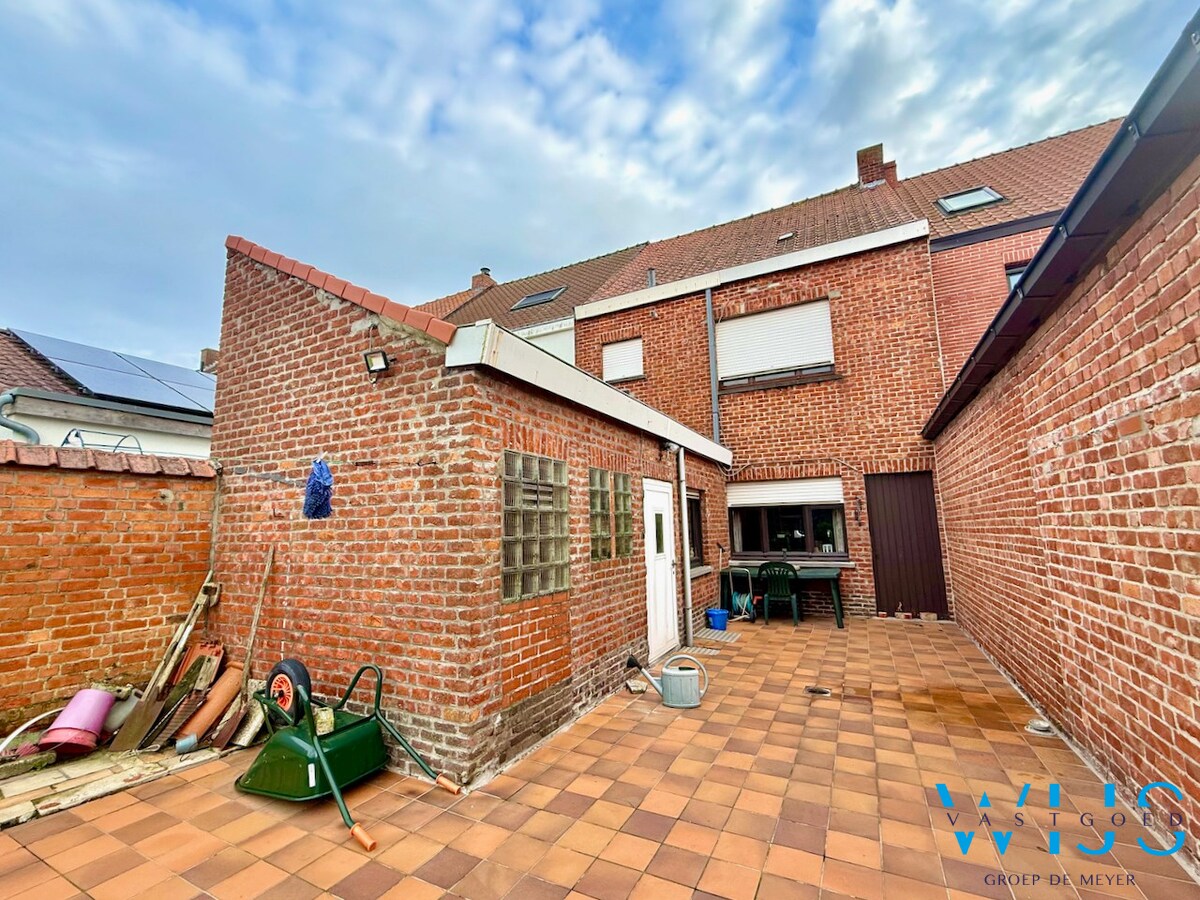 Te renoveren karaktervolle gezinswoning te Eeklo ! 