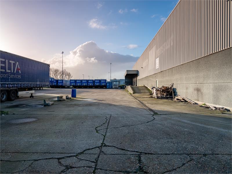 Bedrijfsgebouw met burelen en opslagruimte. 