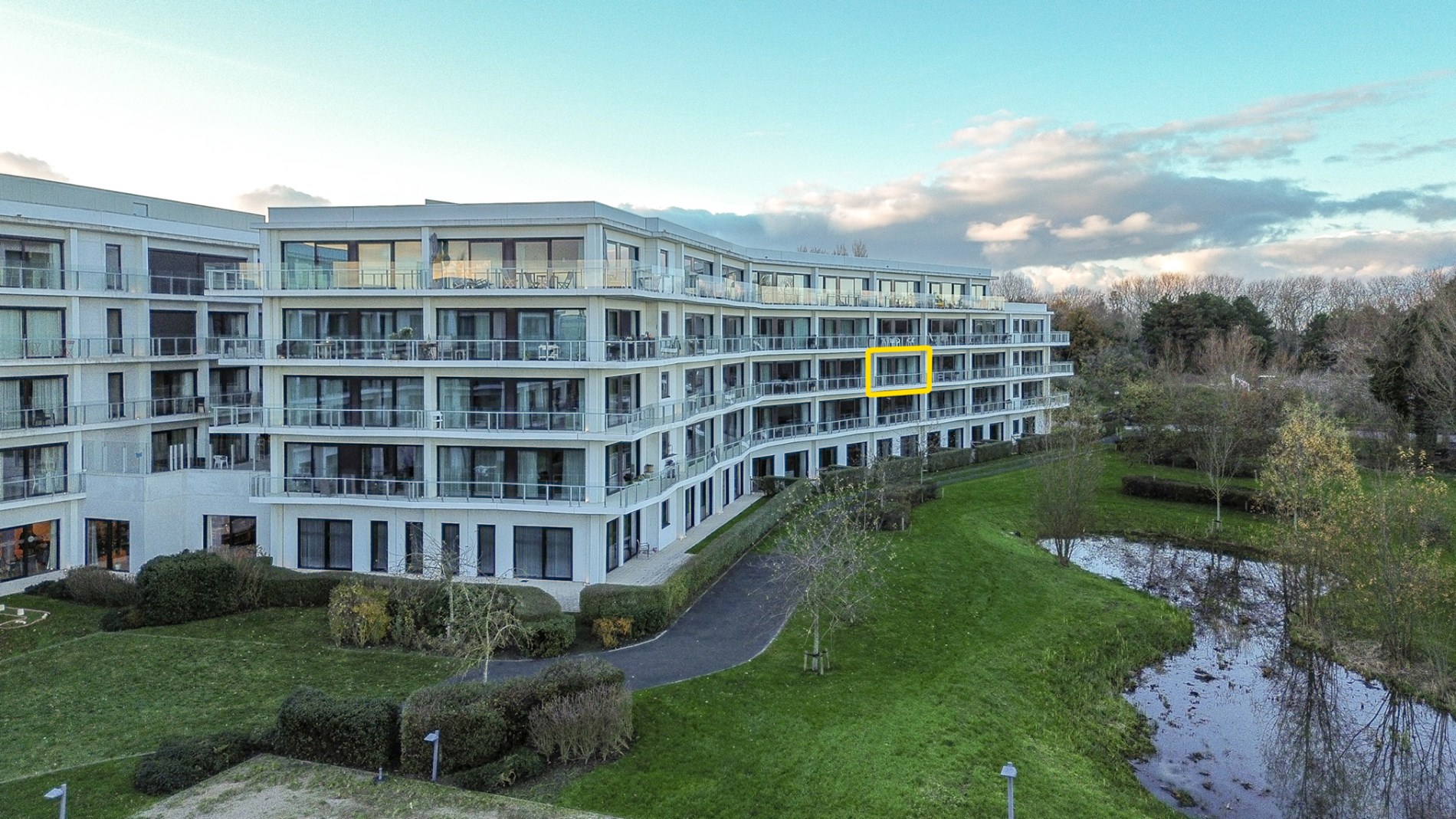 Moderne assistentiewoning met ondergrondse berging en parkeerplaats in De Haan, vlakbij strand, duinen en zee 