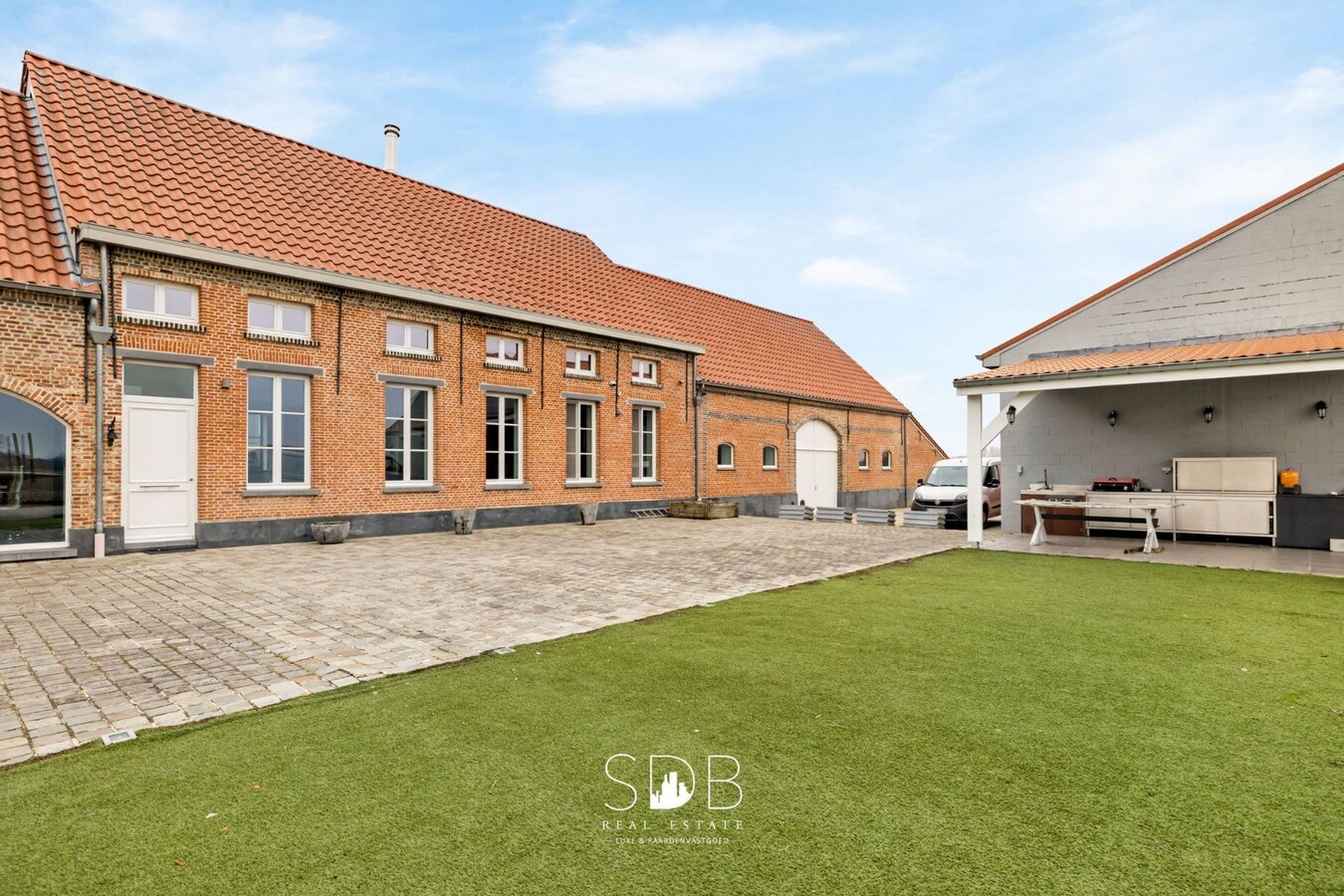 Prachtige villa in hoevestijl met bijgebouwen op 3.973m² 