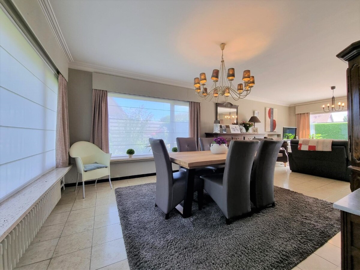 Ruime woning gelegen in een zeer rustige, residentiële woonwijk te Knokke-Heist 