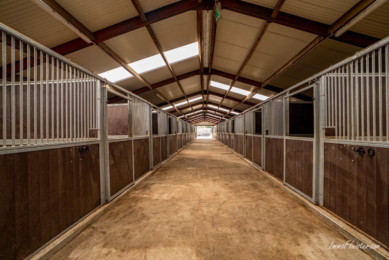 Hippisch complex op ca. 1,9 ha te Rijkevorsel Vergunning voor binnenpiste (60m x 30m) aanwezig! 