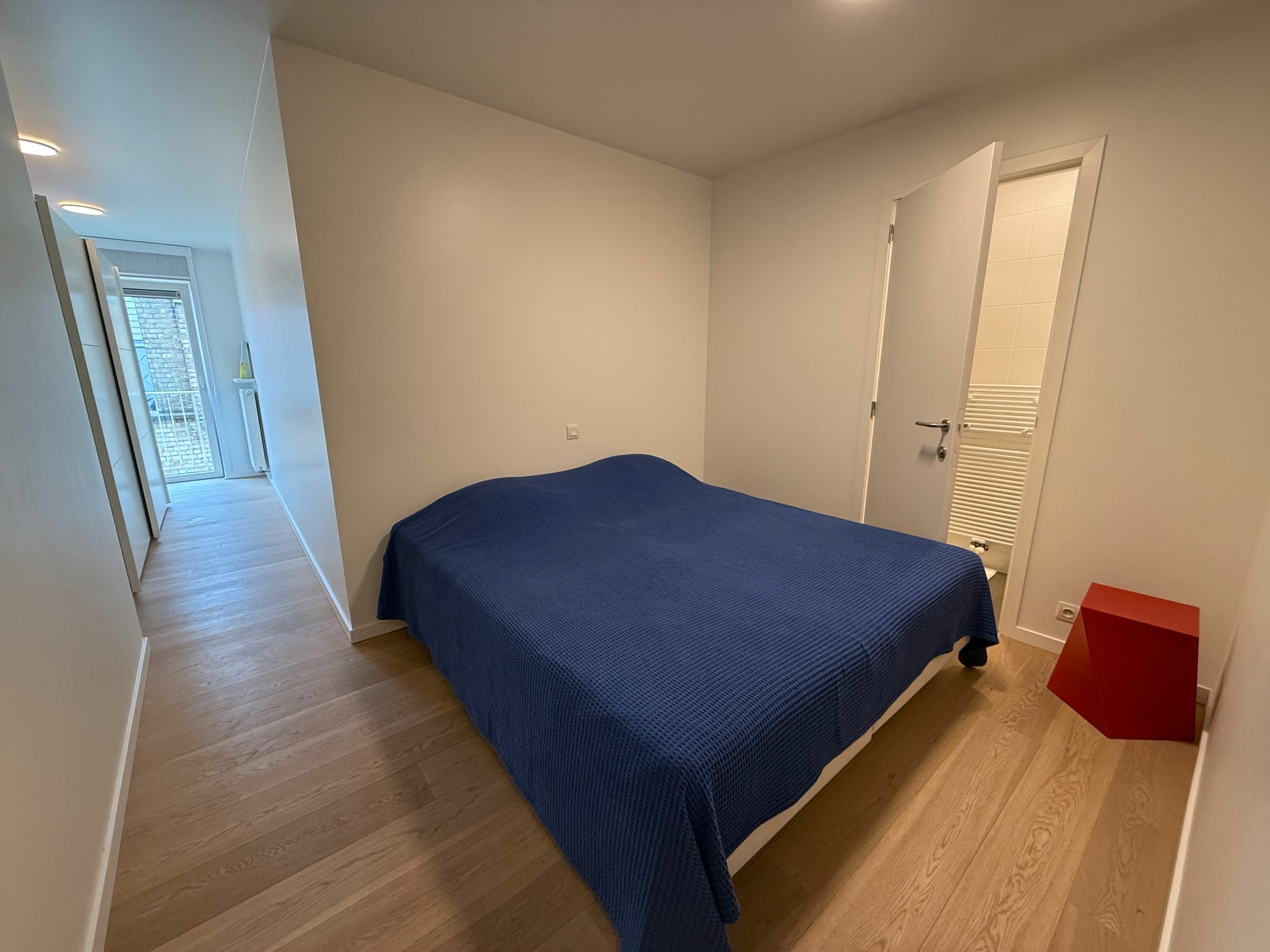 ONGEMEUBELD - Prachtig woonappartement met aangename terrassen en parking in het gebouw. Huur op VENNOOTSCHAP is mogelijk. 