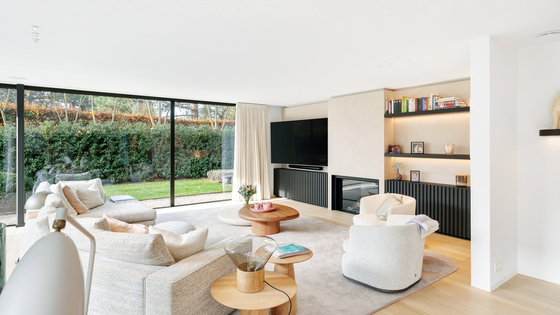 Prachtig vernieuwde villa rustig gelegen tussen Knokke centrum en Het Zoute met een perfecte Zuid-West oriëntatie. 