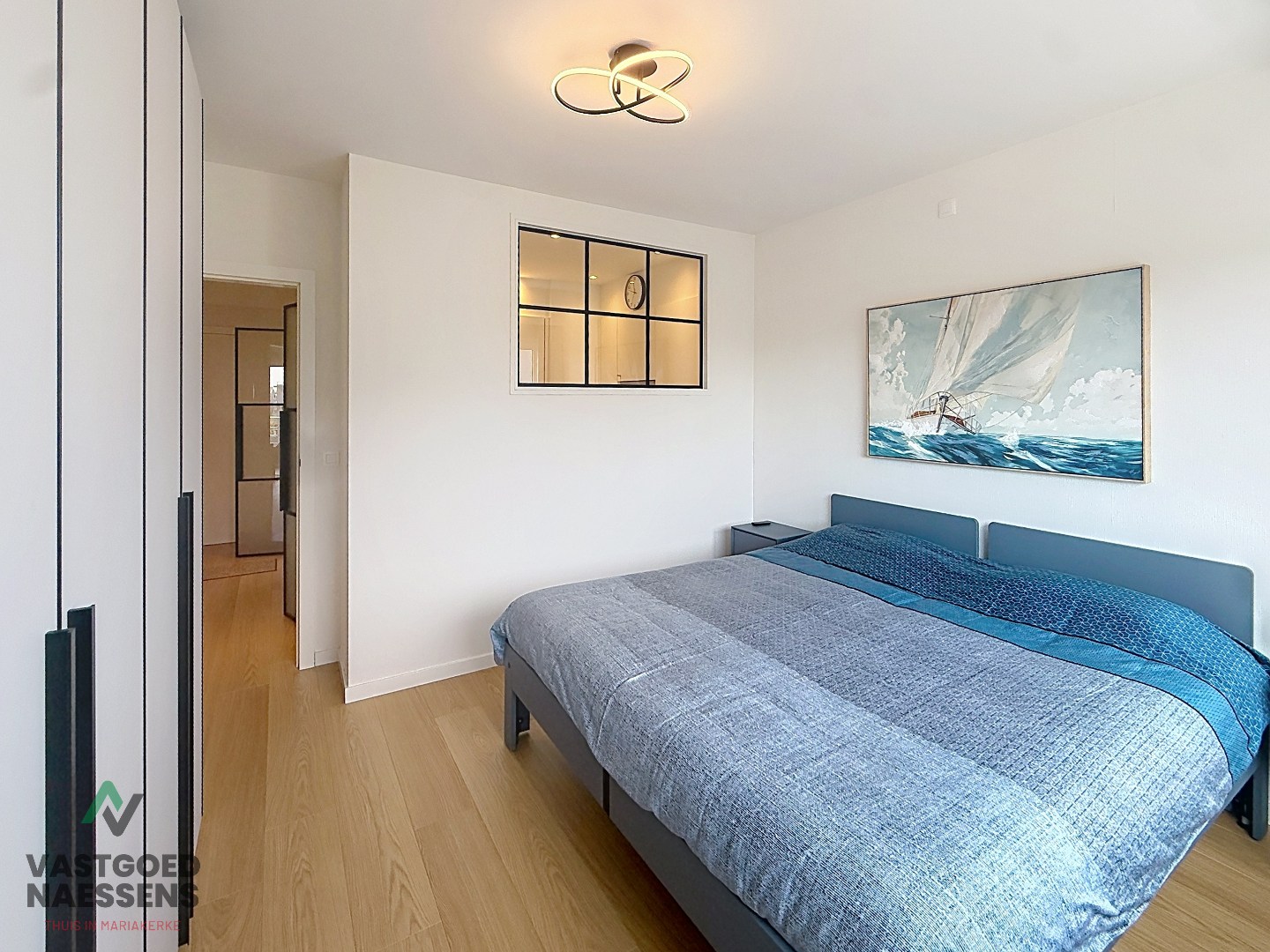 Nouvel appartement rénové d'une chambre avec vue latérale sur la mer. 