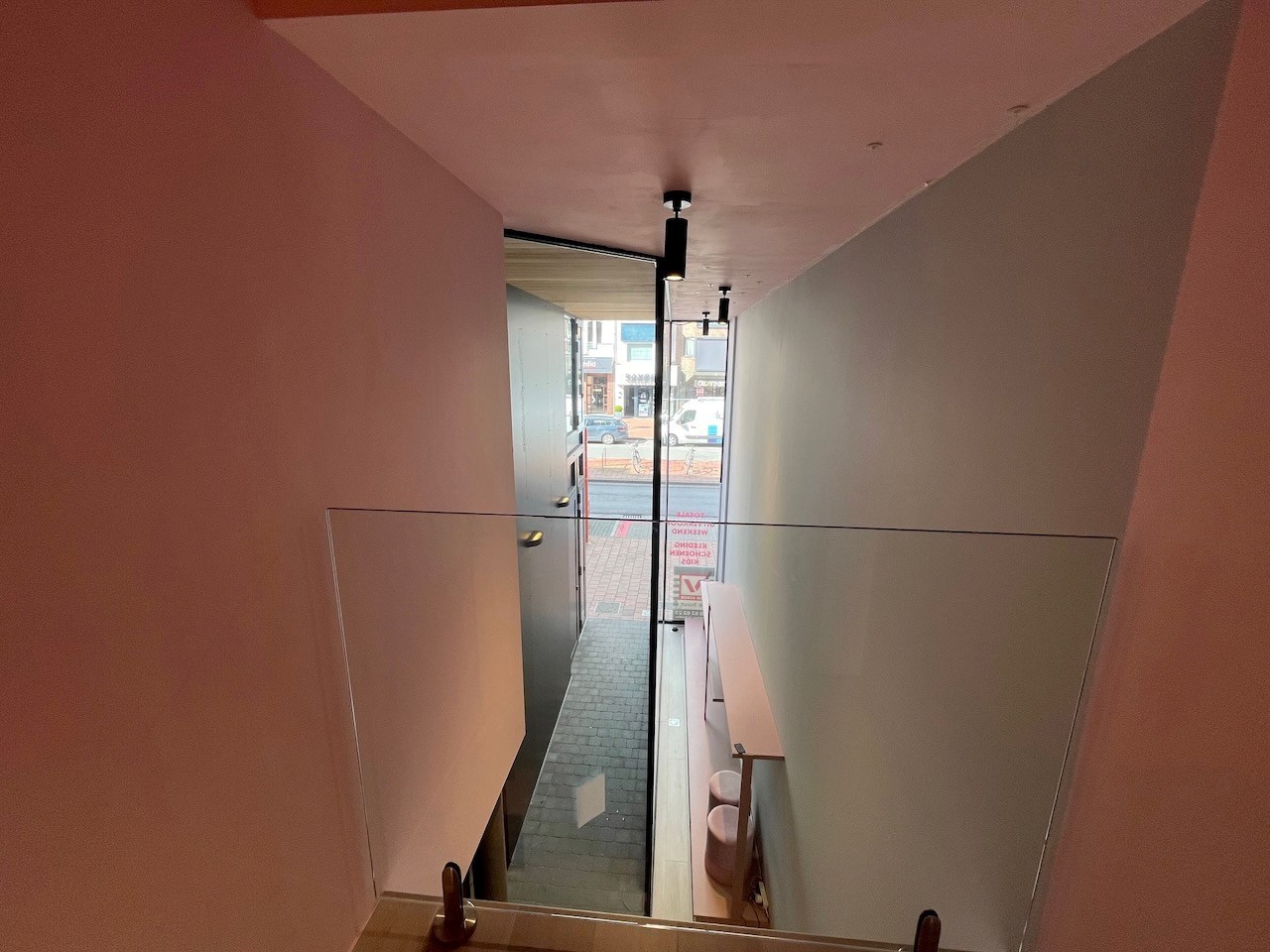 Recent handelspand met mezzanine, gelegen op een commerciële plaats in de Lippenslaan te Knokke. 