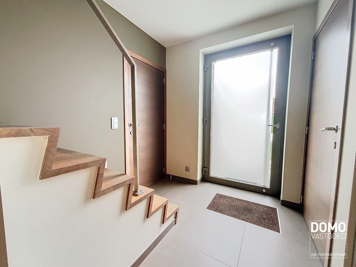 MODERNE OPEN BEBOUWING MET TUIN, INPANDIGE GARAGE EN 2 SLAAPKAMERS TE STOKROOIE 