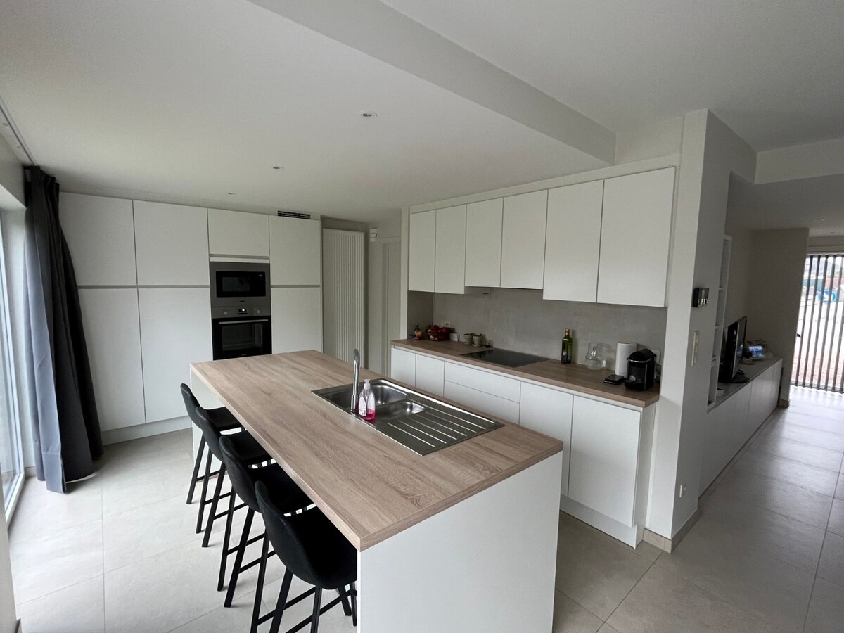 Energetisch gerenoveerde, ruime gesloten bebouwing te Kruisem 