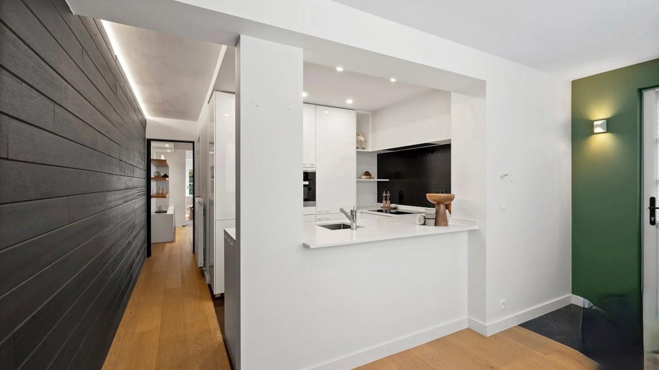 Gezellige villa in een paadje op een zeer centrale ligging, net naast het commerciële centrum van Knokke en op wandelafstand van de zee. 