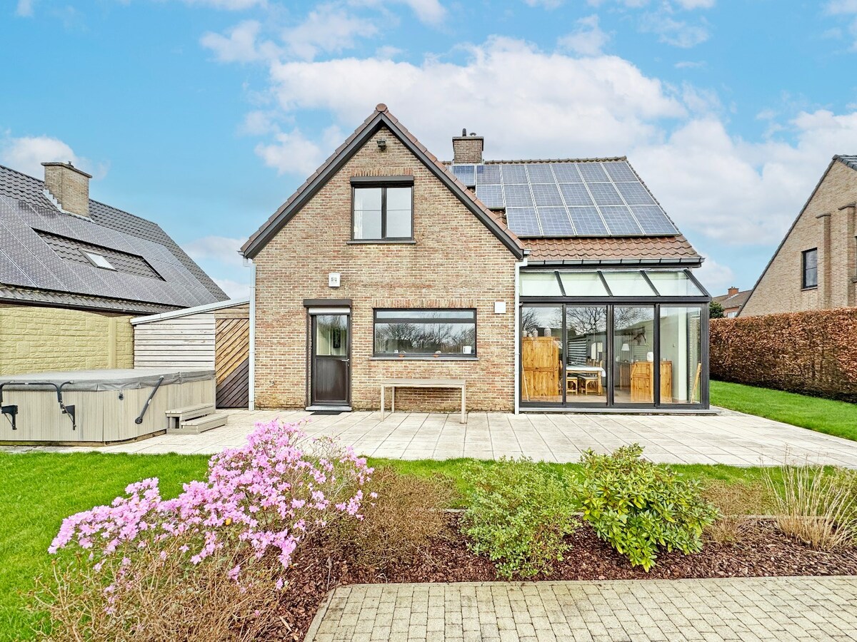 Ruime open bebouwing in landelijke stijl te Zottegem 