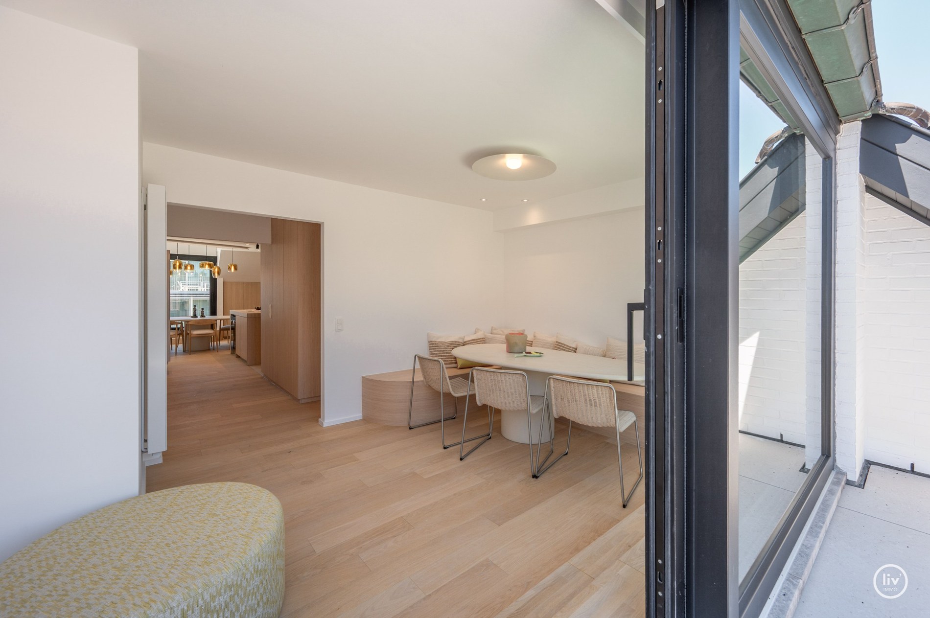 Prachtige ruime duplex (216 m2) top gerenoveerd gelegen op de Leopoldlaan te Knokke. 